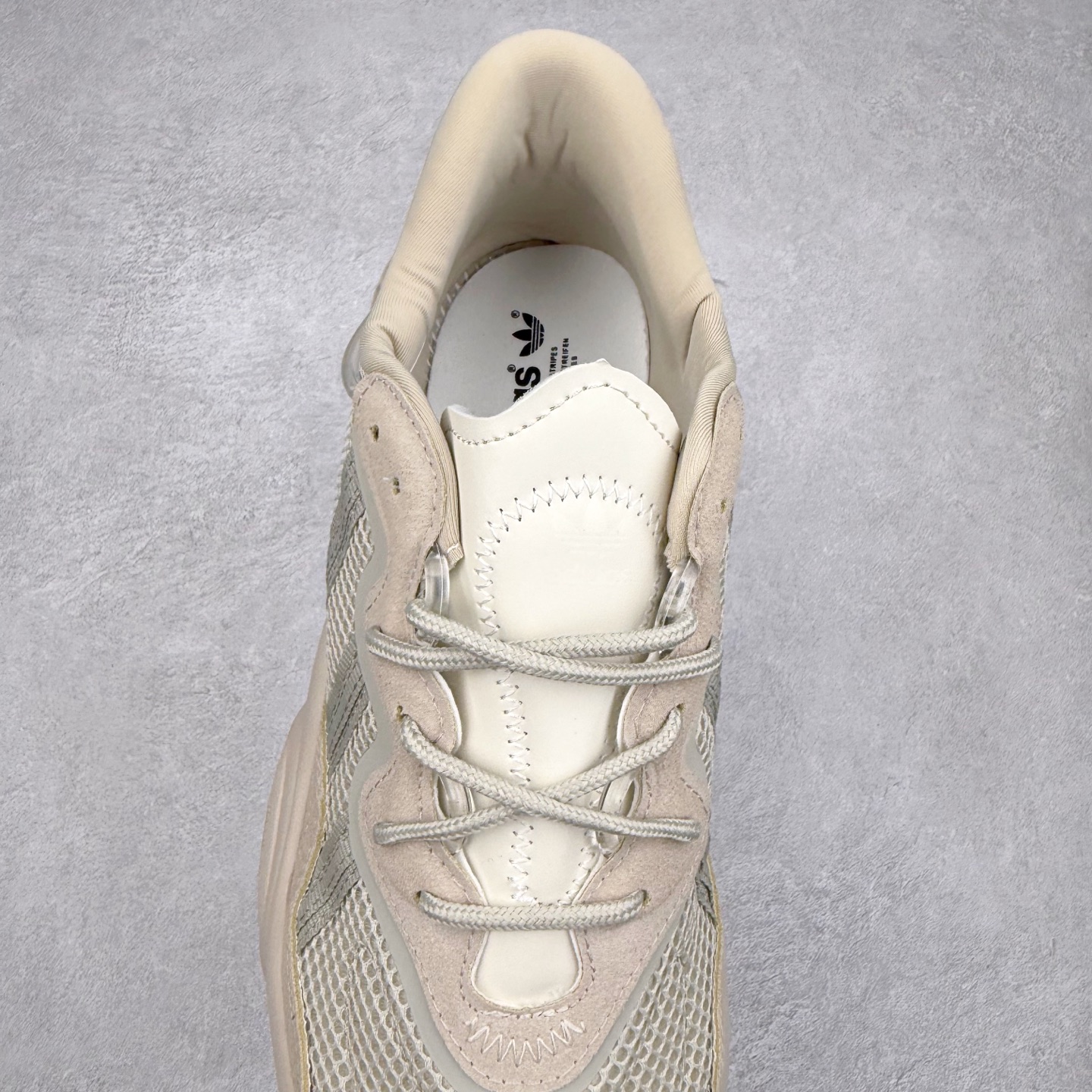 图片[5]-AD Originals OZWEEGO 简版椰子3M反光皮面水管复古老爹鞋 鞋面透气织物与出众皮革相互拼接 营造丰富层次 中底 adiPRENE+ 则提供穿着过程中的优良支撑 进一步提升舒适度 特别之处在于后跟半透明导管加持 个性又独特 最后辅以醒目色调营造强烈视觉反差 不凡的吸睛效果让人过目难忘 尺码：36 36.5 37 38 38.5 39 40 40.5 41 42 42.5 43 44 44.5 45-选品中心