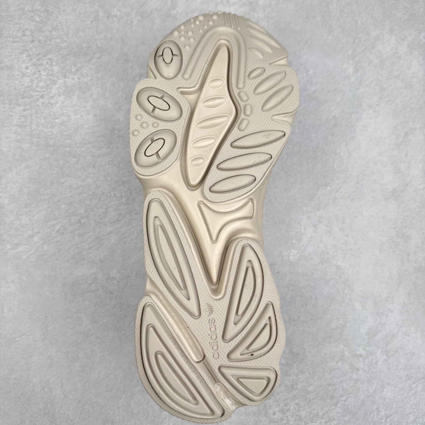 图片[9]-AD Originals OZWEEGO 简版椰子3M反光皮面水管复古老爹鞋 鞋面透气织物与出众皮革相互拼接 营造丰富层次 中底 adiPRENE+ 则提供穿着过程中的优良支撑 进一步提升舒适度 特别之处在于后跟半透明导管加持 个性又独特 最后辅以醒目色调营造强烈视觉反差 不凡的吸睛效果让人过目难忘 尺码：36 36.5 37 38 38.5 39 40 40.5 41 42 42.5 43 44 44.5 45-选品中心