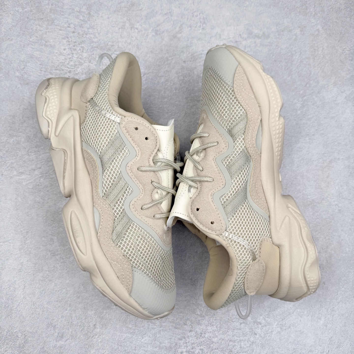 图片[3]-AD Originals OZWEEGO 简版椰子3M反光皮面水管复古老爹鞋 鞋面透气织物与出众皮革相互拼接 营造丰富层次 中底 adiPRENE+ 则提供穿着过程中的优良支撑 进一步提升舒适度 特别之处在于后跟半透明导管加持 个性又独特 最后辅以醒目色调营造强烈视觉反差 不凡的吸睛效果让人过目难忘 尺码：36 36.5 37 38 38.5 39 40 40.5 41 42 42.5 43 44 44.5 45-选品中心