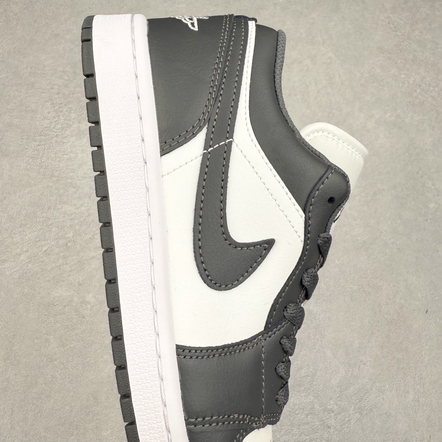 图片[6]-＃DT纯原 Air Jordan AJ1 Low 低帮 深灰白 553558-044 终端优势供应 市面中低帮最具代表性版本没有之一 口碑大厂出品 品控大底版型不断改良更新 全套原纸板楦头开发 确保原汁原味 完美呈现版型 完美零毛边处理 原厂内置全掌气垫 价格定位良心 平台专用代工流水线出品 一眼公司既视感 拿到手的一瞬间就与众不同 碾压市面所有版本 全部原鞋开发 每一个配色都会采购原鞋确认细节 打破市面看图做货无好货之说 尺码：35.5 36 36.5 37.5 38 38.5 39 40 40.5 41 42 42.5 43 44 44.5 45 46-选品中心