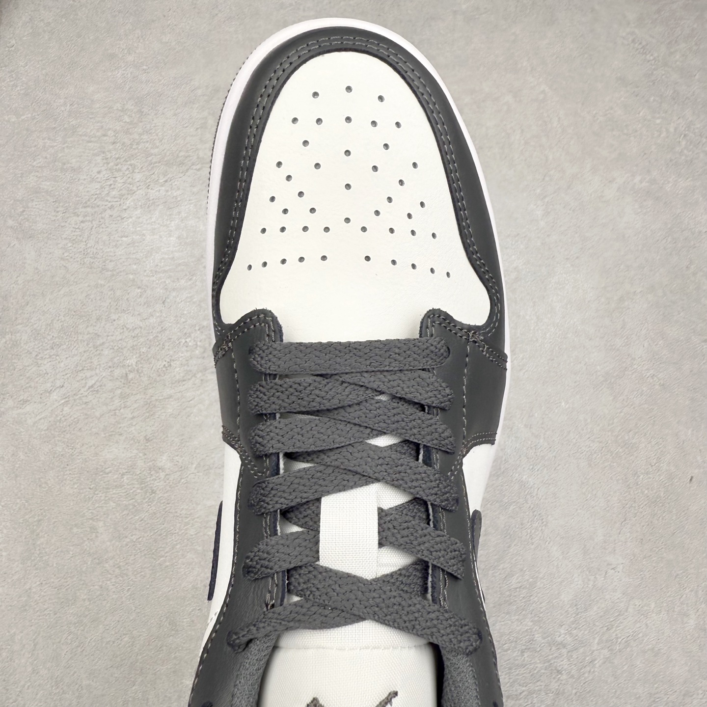 图片[4]-＃DT纯原 Air Jordan AJ1 Low 低帮 深灰白 553558-044 终端优势供应 市面中低帮最具代表性版本没有之一 口碑大厂出品 品控大底版型不断改良更新 全套原纸板楦头开发 确保原汁原味 完美呈现版型 完美零毛边处理 原厂内置全掌气垫 价格定位良心 平台专用代工流水线出品 一眼公司既视感 拿到手的一瞬间就与众不同 碾压市面所有版本 全部原鞋开发 每一个配色都会采购原鞋确认细节 打破市面看图做货无好货之说 尺码：35.5 36 36.5 37.5 38 38.5 39 40 40.5 41 42 42.5 43 44 44.5 45 46-选品中心