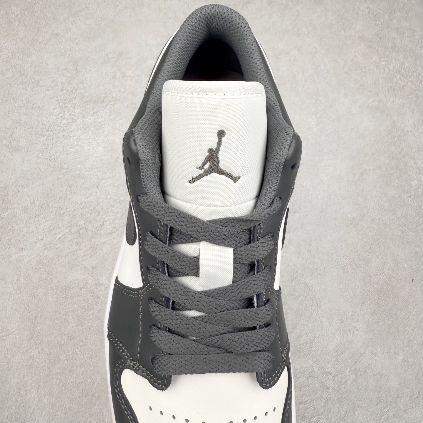 图片[5]-＃DT纯原 Air Jordan AJ1 Low 低帮 深灰白 553558-044 终端优势供应 市面中低帮最具代表性版本没有之一 口碑大厂出品 品控大底版型不断改良更新 全套原纸板楦头开发 确保原汁原味 完美呈现版型 完美零毛边处理 原厂内置全掌气垫 价格定位良心 平台专用代工流水线出品 一眼公司既视感 拿到手的一瞬间就与众不同 碾压市面所有版本 全部原鞋开发 每一个配色都会采购原鞋确认细节 打破市面看图做货无好货之说 尺码：35.5 36 36.5 37.5 38 38.5 39 40 40.5 41 42 42.5 43 44 44.5 45 46-选品中心