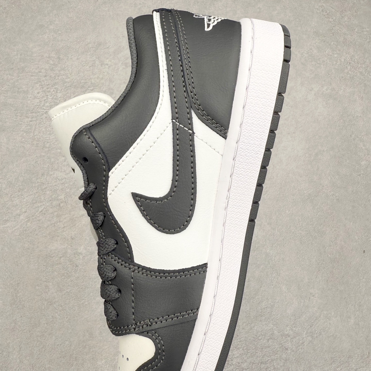 图片[7]-＃DT纯原 Air Jordan AJ1 Low 低帮 深灰白 553558-044 终端优势供应 市面中低帮最具代表性版本没有之一 口碑大厂出品 品控大底版型不断改良更新 全套原纸板楦头开发 确保原汁原味 完美呈现版型 完美零毛边处理 原厂内置全掌气垫 价格定位良心 平台专用代工流水线出品 一眼公司既视感 拿到手的一瞬间就与众不同 碾压市面所有版本 全部原鞋开发 每一个配色都会采购原鞋确认细节 打破市面看图做货无好货之说 尺码：35.5 36 36.5 37.5 38 38.5 39 40 40.5 41 42 42.5 43 44 44.5 45 46-选品中心