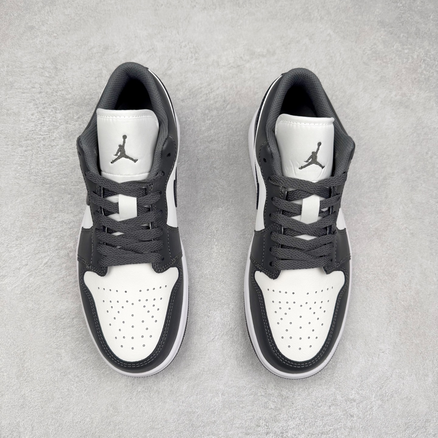 图片[2]-＃DT纯原 Air Jordan AJ1 Low 低帮 深灰白 553558-044 终端优势供应 市面中低帮最具代表性版本没有之一 口碑大厂出品 品控大底版型不断改良更新 全套原纸板楦头开发 确保原汁原味 完美呈现版型 完美零毛边处理 原厂内置全掌气垫 价格定位良心 平台专用代工流水线出品 一眼公司既视感 拿到手的一瞬间就与众不同 碾压市面所有版本 全部原鞋开发 每一个配色都会采购原鞋确认细节 打破市面看图做货无好货之说 尺码：35.5 36 36.5 37.5 38 38.5 39 40 40.5 41 42 42.5 43 44 44.5 45 46-选品中心