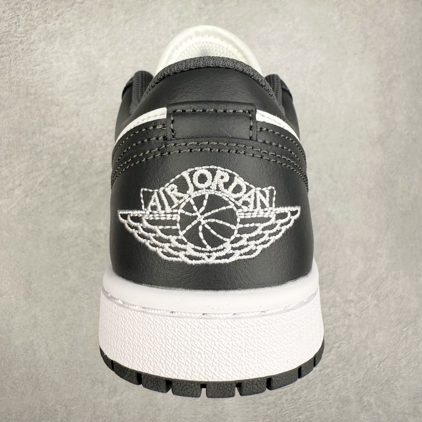 图片[8]-＃DT纯原 Air Jordan AJ1 Low 低帮 深灰白 553558-044 终端优势供应 市面中低帮最具代表性版本没有之一 口碑大厂出品 品控大底版型不断改良更新 全套原纸板楦头开发 确保原汁原味 完美呈现版型 完美零毛边处理 原厂内置全掌气垫 价格定位良心 平台专用代工流水线出品 一眼公司既视感 拿到手的一瞬间就与众不同 碾压市面所有版本 全部原鞋开发 每一个配色都会采购原鞋确认细节 打破市面看图做货无好货之说 尺码：35.5 36 36.5 37.5 38 38.5 39 40 40.5 41 42 42.5 43 44 44.5 45 46-选品中心