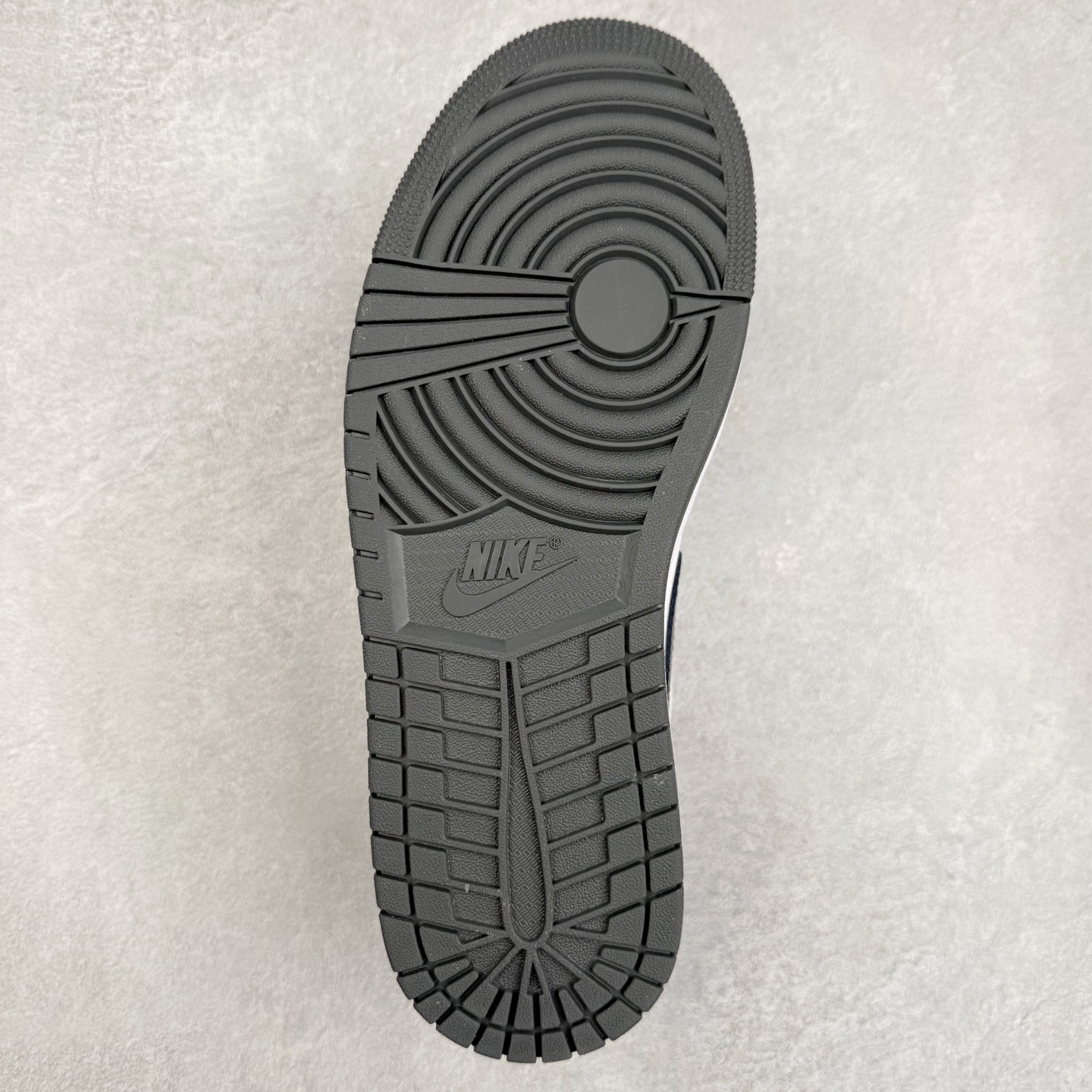 图片[9]-＃DT纯原 Air Jordan AJ1 Low 低帮 深灰白 553558-044 终端优势供应 市面中低帮最具代表性版本没有之一 口碑大厂出品 品控大底版型不断改良更新 全套原纸板楦头开发 确保原汁原味 完美呈现版型 完美零毛边处理 原厂内置全掌气垫 价格定位良心 平台专用代工流水线出品 一眼公司既视感 拿到手的一瞬间就与众不同 碾压市面所有版本 全部原鞋开发 每一个配色都会采购原鞋确认细节 打破市面看图做货无好货之说 尺码：35.5 36 36.5 37.5 38 38.5 39 40 40.5 41 42 42.5 43 44 44.5 45 46-选品中心