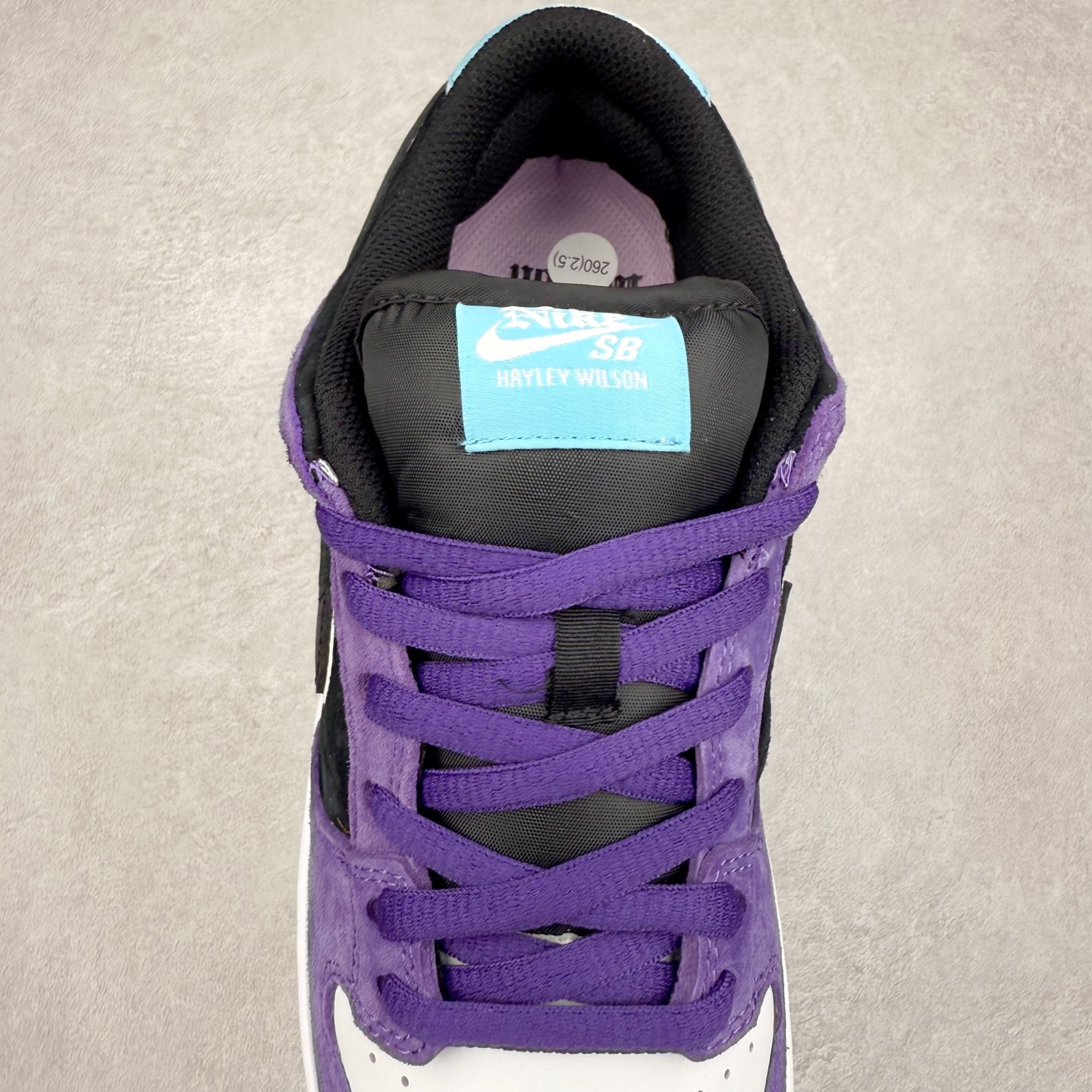 图片[5]-＃F版 Hayley Wilson x NK Dunk SB DUNK LOW PRO 联名紫黑白 HJ0513-500 极限压缩利润空间 超乎所想的高性价比 用料绝不含糊 原盒原配 正确耐磨橡胶大底 超高清洁度 全鞋零毛边皮料切割 全套原楦原模倾力打造完美版型 尺码：36 36.5 37.5 38 38.5 39 40 40.5 41 42 42.5 43 44 44.5 45 46 47.5-选品中心