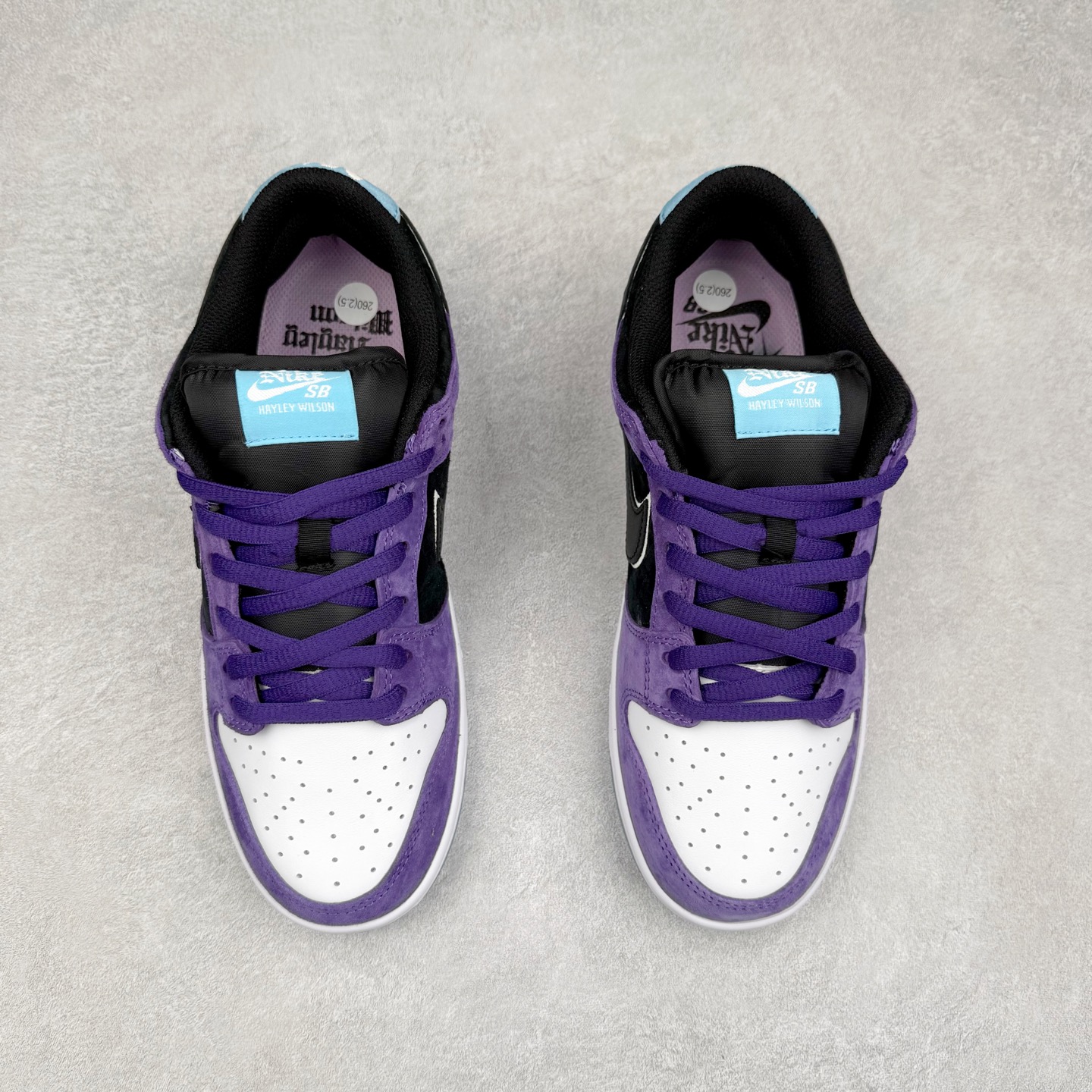 图片[2]-＃F版 Hayley Wilson x NK Dunk SB DUNK LOW PRO 联名紫黑白 HJ0513-500 极限压缩利润空间 超乎所想的高性价比 用料绝不含糊 原盒原配 正确耐磨橡胶大底 超高清洁度 全鞋零毛边皮料切割 全套原楦原模倾力打造完美版型 尺码：36 36.5 37.5 38 38.5 39 40 40.5 41 42 42.5 43 44 44.5 45 46 47.5-选品中心