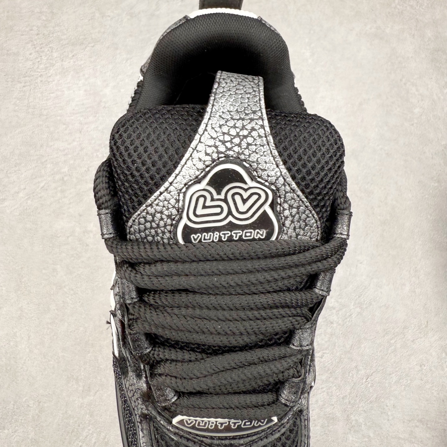 图片[5]-Louis Vuitton Trainer lv时装走秀运动鞋 完美鞋型超高的清洁度 零毛边线头瑕疵 全套原楦原纸版原鞋开模 全网最具灵魂的版型 正确原装黄色鞋盒 正确中底印花 鞋面印花3D高频深度立体 全鞋电脑针车 紧密相连 针距密度一致 环保乳胶注塑鞋垫 厚度脚感还原原版 皮面裁剪部位 统一油边封口工艺 原装橡胶大底含胶量大底组合零偏差 专柜全套包装 防尘袋 说明书 质保卡 男女鞋 尺码：35 36 37 38 39 40 41 42 43 44 45-选品中心