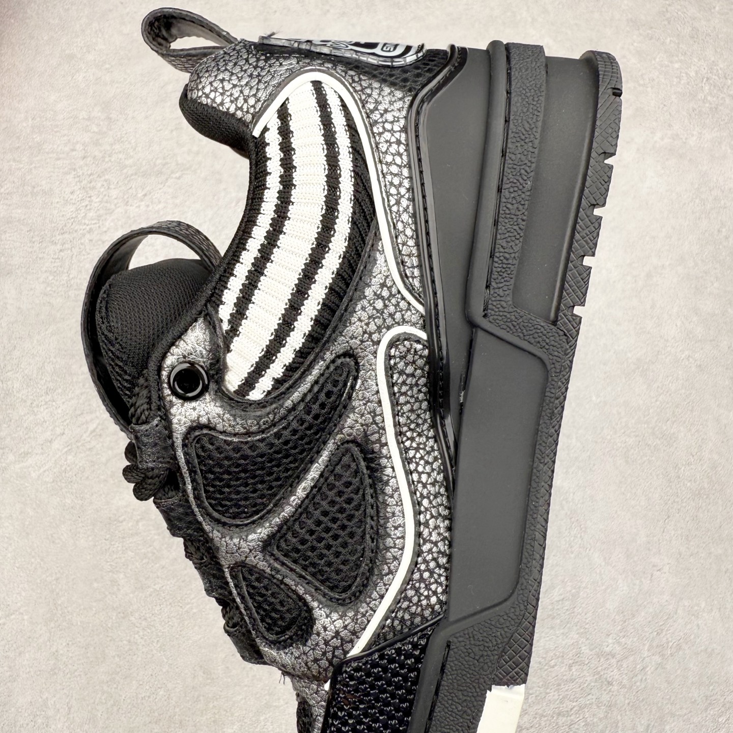 图片[7]-Louis Vuitton Trainer lv时装走秀运动鞋 完美鞋型超高的清洁度 零毛边线头瑕疵 全套原楦原纸版原鞋开模 全网最具灵魂的版型 正确原装黄色鞋盒 正确中底印花 鞋面印花3D高频深度立体 全鞋电脑针车 紧密相连 针距密度一致 环保乳胶注塑鞋垫 厚度脚感还原原版 皮面裁剪部位 统一油边封口工艺 原装橡胶大底含胶量大底组合零偏差 专柜全套包装 防尘袋 说明书 质保卡 男女鞋 尺码：35 36 37 38 39 40 41 42 43 44 45-选品中心