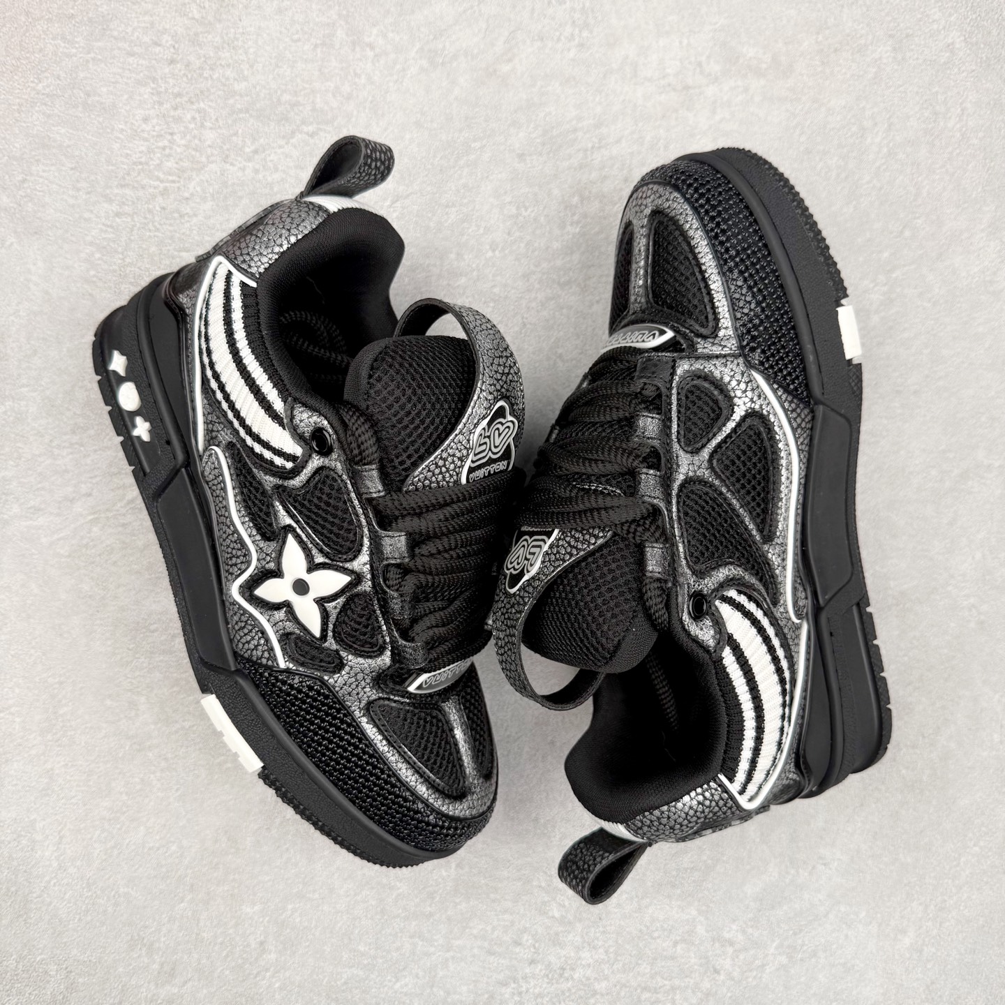 图片[3]-Louis Vuitton Trainer lv时装走秀运动鞋 完美鞋型超高的清洁度 零毛边线头瑕疵 全套原楦原纸版原鞋开模 全网最具灵魂的版型 正确原装黄色鞋盒 正确中底印花 鞋面印花3D高频深度立体 全鞋电脑针车 紧密相连 针距密度一致 环保乳胶注塑鞋垫 厚度脚感还原原版 皮面裁剪部位 统一油边封口工艺 原装橡胶大底含胶量大底组合零偏差 专柜全套包装 防尘袋 说明书 质保卡 男女鞋 尺码：35 36 37 38 39 40 41 42 43 44 45-选品中心