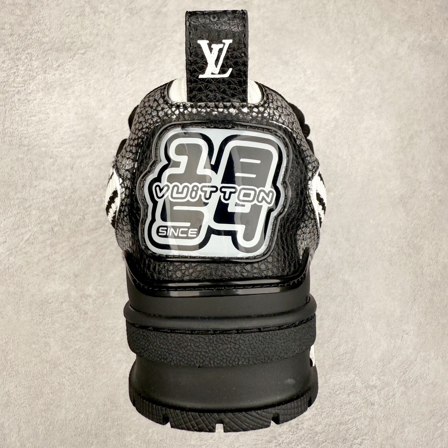 图片[8]-Louis Vuitton Trainer lv时装走秀运动鞋 完美鞋型超高的清洁度 零毛边线头瑕疵 全套原楦原纸版原鞋开模 全网最具灵魂的版型 正确原装黄色鞋盒 正确中底印花 鞋面印花3D高频深度立体 全鞋电脑针车 紧密相连 针距密度一致 环保乳胶注塑鞋垫 厚度脚感还原原版 皮面裁剪部位 统一油边封口工艺 原装橡胶大底含胶量大底组合零偏差 专柜全套包装 防尘袋 说明书 质保卡 男女鞋 尺码：35 36 37 38 39 40 41 42 43 44 45-选品中心