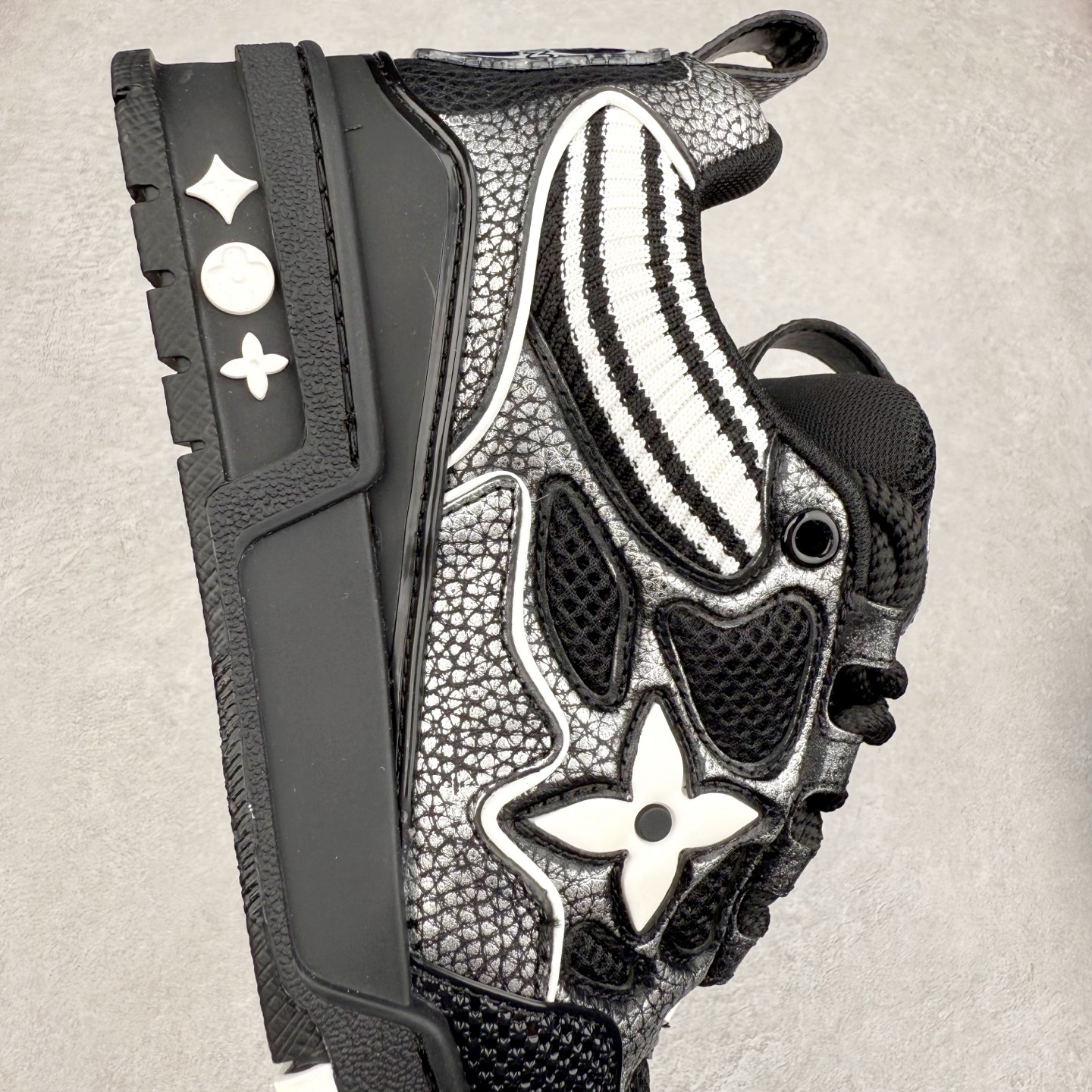 图片[6]-Louis Vuitton Trainer lv时装走秀运动鞋 完美鞋型超高的清洁度 零毛边线头瑕疵 全套原楦原纸版原鞋开模 全网最具灵魂的版型 正确原装黄色鞋盒 正确中底印花 鞋面印花3D高频深度立体 全鞋电脑针车 紧密相连 针距密度一致 环保乳胶注塑鞋垫 厚度脚感还原原版 皮面裁剪部位 统一油边封口工艺 原装橡胶大底含胶量大底组合零偏差 专柜全套包装 防尘袋 说明书 质保卡 男女鞋 尺码：35 36 37 38 39 40 41 42 43 44 45-选品中心