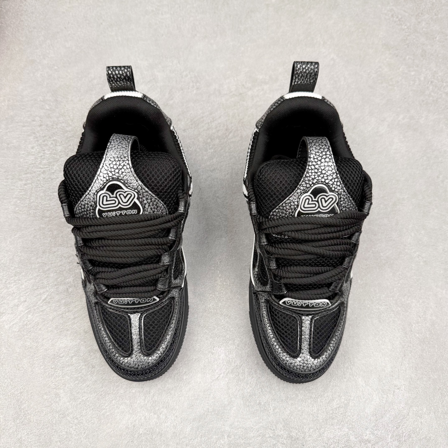 图片[2]-Louis Vuitton Trainer lv时装走秀运动鞋 完美鞋型超高的清洁度 零毛边线头瑕疵 全套原楦原纸版原鞋开模 全网最具灵魂的版型 正确原装黄色鞋盒 正确中底印花 鞋面印花3D高频深度立体 全鞋电脑针车 紧密相连 针距密度一致 环保乳胶注塑鞋垫 厚度脚感还原原版 皮面裁剪部位 统一油边封口工艺 原装橡胶大底含胶量大底组合零偏差 专柜全套包装 防尘袋 说明书 质保卡 男女鞋 尺码：35 36 37 38 39 40 41 42 43 44 45-选品中心