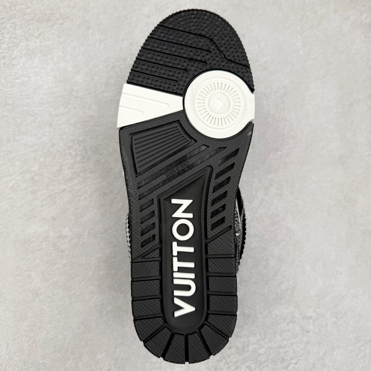 图片[9]-Louis Vuitton Trainer lv时装走秀运动鞋 完美鞋型超高的清洁度 零毛边线头瑕疵 全套原楦原纸版原鞋开模 全网最具灵魂的版型 正确原装黄色鞋盒 正确中底印花 鞋面印花3D高频深度立体 全鞋电脑针车 紧密相连 针距密度一致 环保乳胶注塑鞋垫 厚度脚感还原原版 皮面裁剪部位 统一油边封口工艺 原装橡胶大底含胶量大底组合零偏差 专柜全套包装 防尘袋 说明书 质保卡 男女鞋 尺码：35 36 37 38 39 40 41 42 43 44 45-选品中心