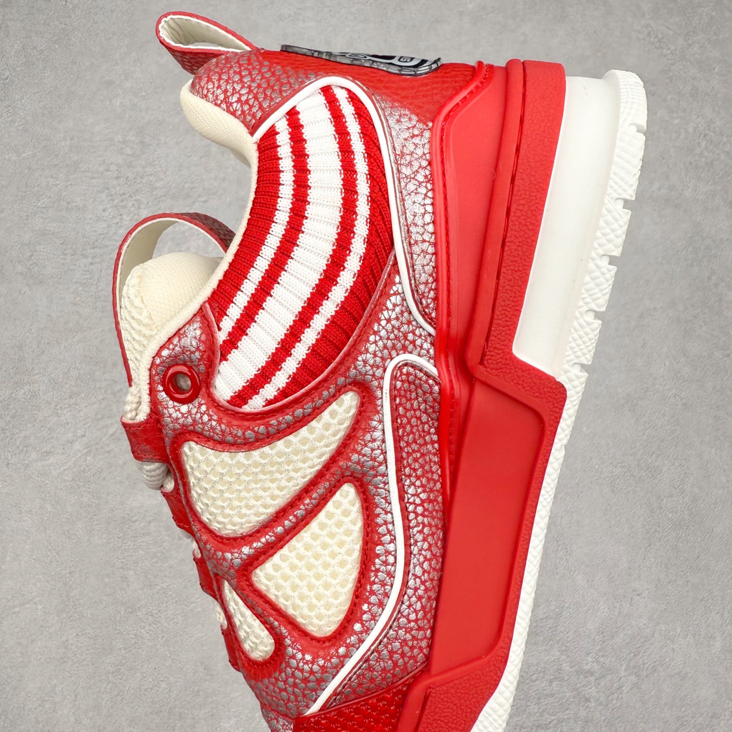 图片[7]-Louis Vuitton Trainer lv时装走秀运动鞋 完美鞋型超高的清洁度 零毛边线头瑕疵 全套原楦原纸版原鞋开模 全网最具灵魂的版型 正确原装黄色鞋盒 正确中底印花 鞋面印花3D高频深度立体 全鞋电脑针车 紧密相连 针距密度一致 环保乳胶注塑鞋垫 厚度脚感还原原版 皮面裁剪部位 统一油边封口工艺 原装橡胶大底含胶量大底组合零偏差 专柜全套包装 防尘袋 说明书 质保卡 男女鞋 尺码：35 36 37 38 39 40 41 42 43 44 45-选品中心