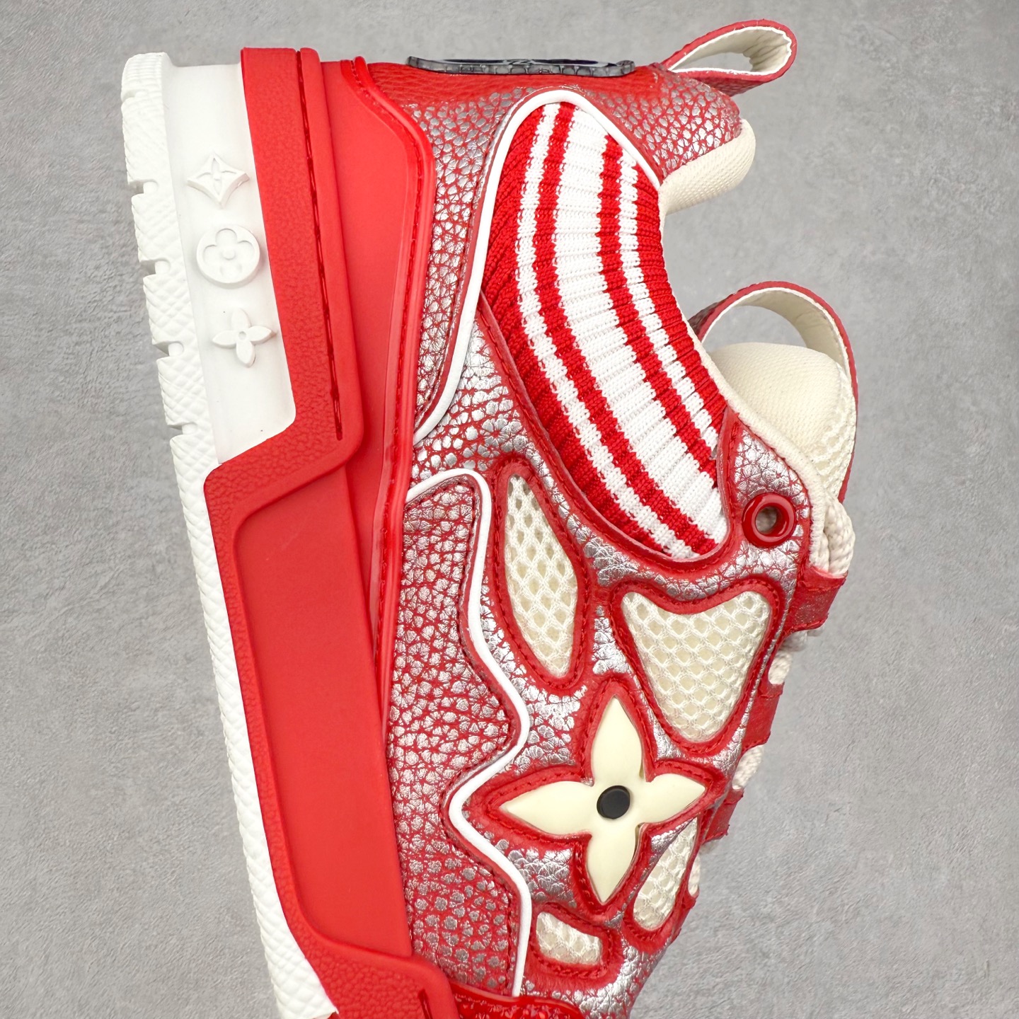 图片[6]-Louis Vuitton Trainer lv时装走秀运动鞋 完美鞋型超高的清洁度 零毛边线头瑕疵 全套原楦原纸版原鞋开模 全网最具灵魂的版型 正确原装黄色鞋盒 正确中底印花 鞋面印花3D高频深度立体 全鞋电脑针车 紧密相连 针距密度一致 环保乳胶注塑鞋垫 厚度脚感还原原版 皮面裁剪部位 统一油边封口工艺 原装橡胶大底含胶量大底组合零偏差 专柜全套包装 防尘袋 说明书 质保卡 男女鞋 尺码：35 36 37 38 39 40 41 42 43 44 45-选品中心