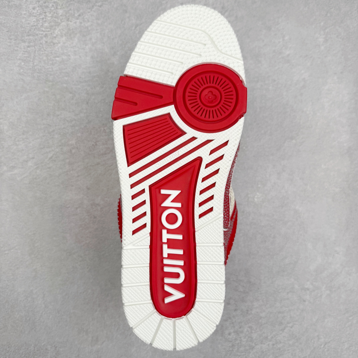 图片[9]-Louis Vuitton Trainer lv时装走秀运动鞋 完美鞋型超高的清洁度 零毛边线头瑕疵 全套原楦原纸版原鞋开模 全网最具灵魂的版型 正确原装黄色鞋盒 正确中底印花 鞋面印花3D高频深度立体 全鞋电脑针车 紧密相连 针距密度一致 环保乳胶注塑鞋垫 厚度脚感还原原版 皮面裁剪部位 统一油边封口工艺 原装橡胶大底含胶量大底组合零偏差 专柜全套包装 防尘袋 说明书 质保卡 男女鞋 尺码：35 36 37 38 39 40 41 42 43 44 45-选品中心