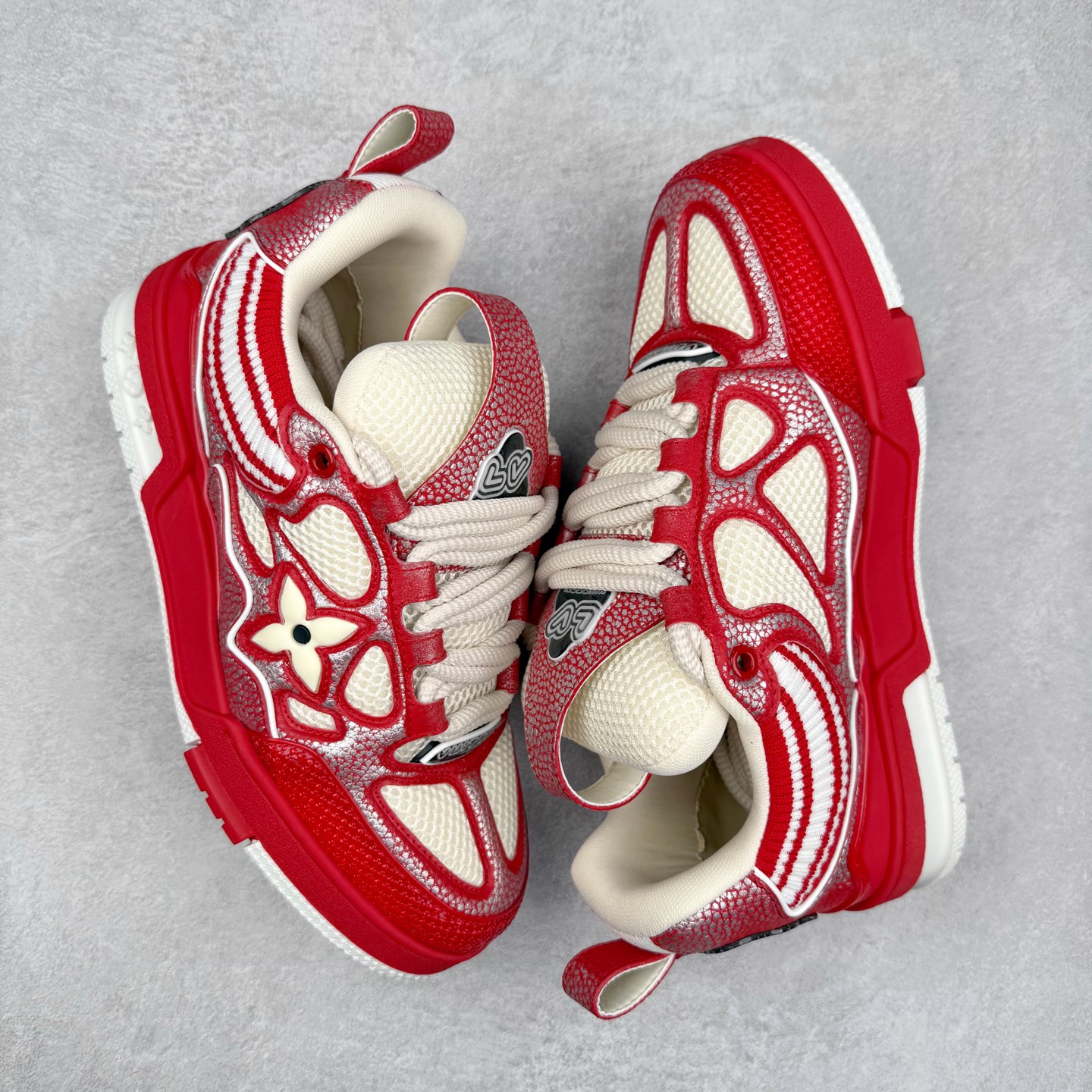 图片[3]-Louis Vuitton Trainer lv时装走秀运动鞋 完美鞋型超高的清洁度 零毛边线头瑕疵 全套原楦原纸版原鞋开模 全网最具灵魂的版型 正确原装黄色鞋盒 正确中底印花 鞋面印花3D高频深度立体 全鞋电脑针车 紧密相连 针距密度一致 环保乳胶注塑鞋垫 厚度脚感还原原版 皮面裁剪部位 统一油边封口工艺 原装橡胶大底含胶量大底组合零偏差 专柜全套包装 防尘袋 说明书 质保卡 男女鞋 尺码：35 36 37 38 39 40 41 42 43 44 45-选品中心