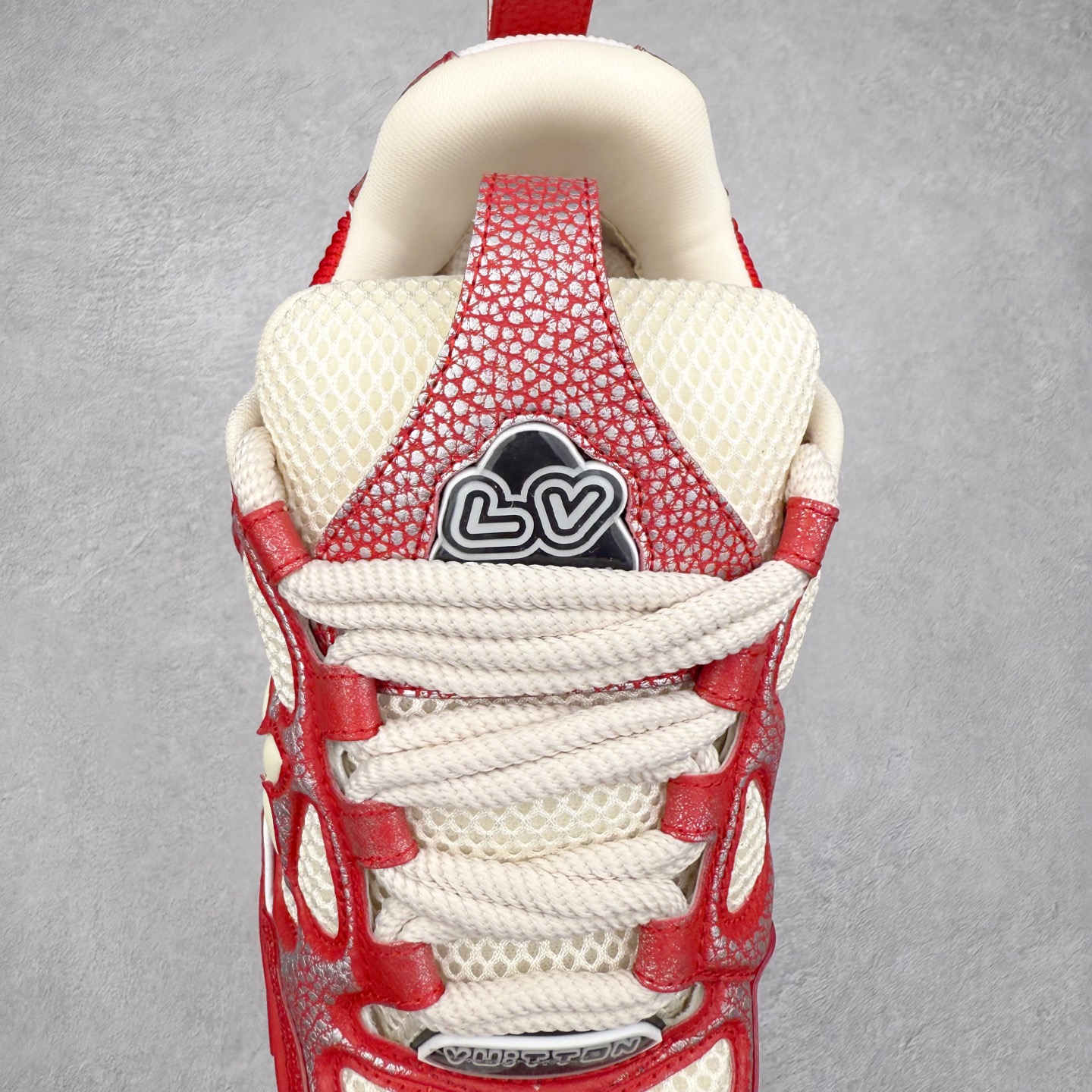 图片[5]-Louis Vuitton Trainer lv时装走秀运动鞋 完美鞋型超高的清洁度 零毛边线头瑕疵 全套原楦原纸版原鞋开模 全网最具灵魂的版型 正确原装黄色鞋盒 正确中底印花 鞋面印花3D高频深度立体 全鞋电脑针车 紧密相连 针距密度一致 环保乳胶注塑鞋垫 厚度脚感还原原版 皮面裁剪部位 统一油边封口工艺 原装橡胶大底含胶量大底组合零偏差 专柜全套包装 防尘袋 说明书 质保卡 男女鞋 尺码：35 36 37 38 39 40 41 42 43 44 45-选品中心