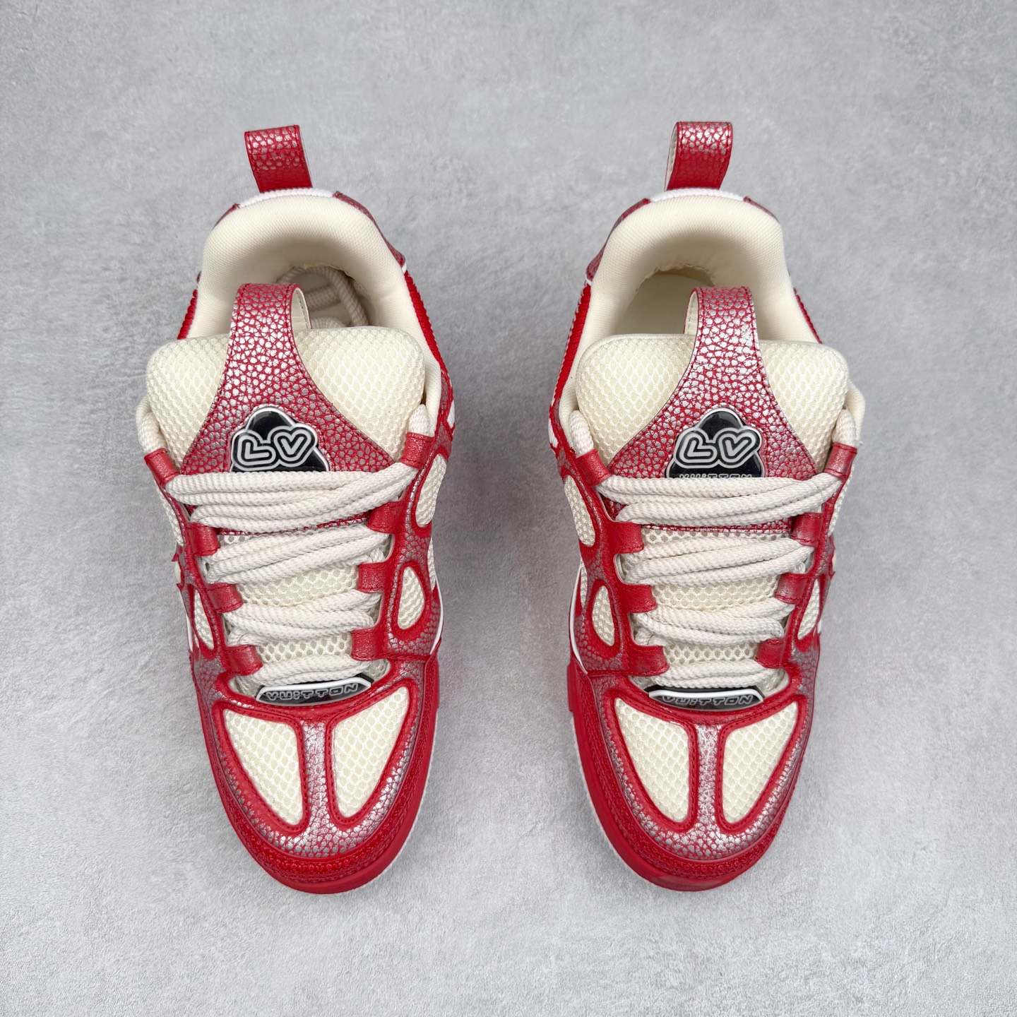 图片[2]-Louis Vuitton Trainer lv时装走秀运动鞋 完美鞋型超高的清洁度 零毛边线头瑕疵 全套原楦原纸版原鞋开模 全网最具灵魂的版型 正确原装黄色鞋盒 正确中底印花 鞋面印花3D高频深度立体 全鞋电脑针车 紧密相连 针距密度一致 环保乳胶注塑鞋垫 厚度脚感还原原版 皮面裁剪部位 统一油边封口工艺 原装橡胶大底含胶量大底组合零偏差 专柜全套包装 防尘袋 说明书 质保卡 男女鞋 尺码：35 36 37 38 39 40 41 42 43 44 45-选品中心