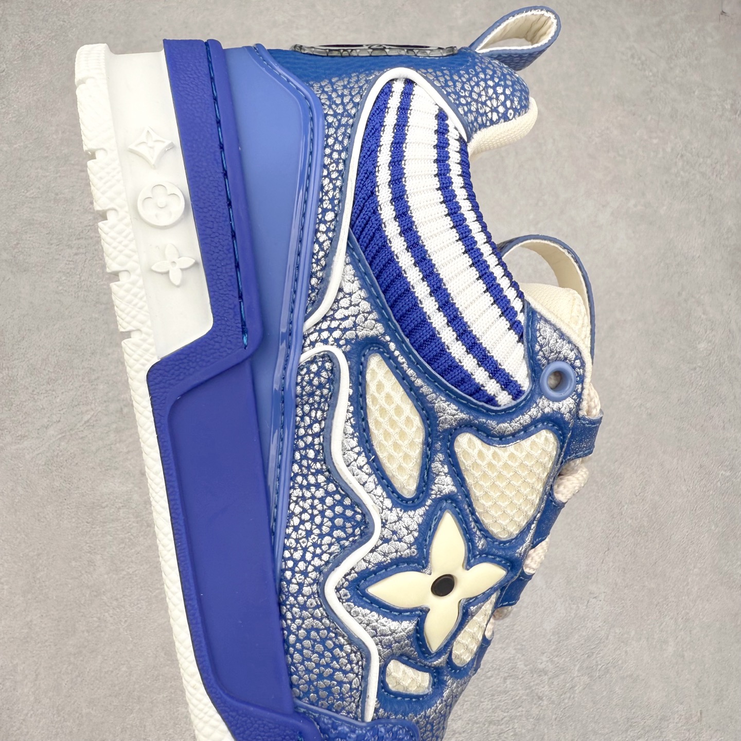 图片[6]-Louis Vuitton Trainer lv时装走秀运动鞋 完美鞋型超高的清洁度 零毛边线头瑕疵 全套原楦原纸版原鞋开模 全网最具灵魂的版型 正确原装黄色鞋盒 正确中底印花 鞋面印花3D高频深度立体 全鞋电脑针车 紧密相连 针距密度一致 环保乳胶注塑鞋垫 厚度脚感还原原版 皮面裁剪部位 统一油边封口工艺 原装橡胶大底含胶量大底组合零偏差 专柜全套包装 防尘袋 说明书 质保卡 男女鞋 尺码：35 36 37 38 39 40 41 42 43 44 45-选品中心