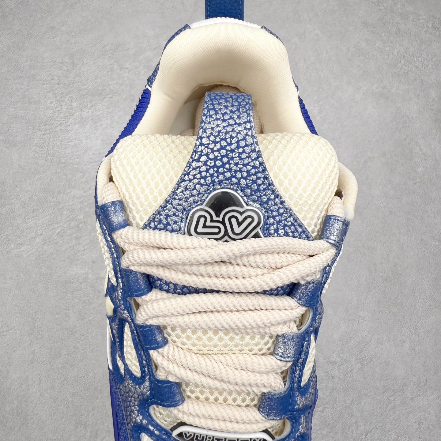 图片[5]-Louis Vuitton Trainer lv时装走秀运动鞋 完美鞋型超高的清洁度 零毛边线头瑕疵 全套原楦原纸版原鞋开模 全网最具灵魂的版型 正确原装黄色鞋盒 正确中底印花 鞋面印花3D高频深度立体 全鞋电脑针车 紧密相连 针距密度一致 环保乳胶注塑鞋垫 厚度脚感还原原版 皮面裁剪部位 统一油边封口工艺 原装橡胶大底含胶量大底组合零偏差 专柜全套包装 防尘袋 说明书 质保卡 男女鞋 尺码：35 36 37 38 39 40 41 42 43 44 45-选品中心