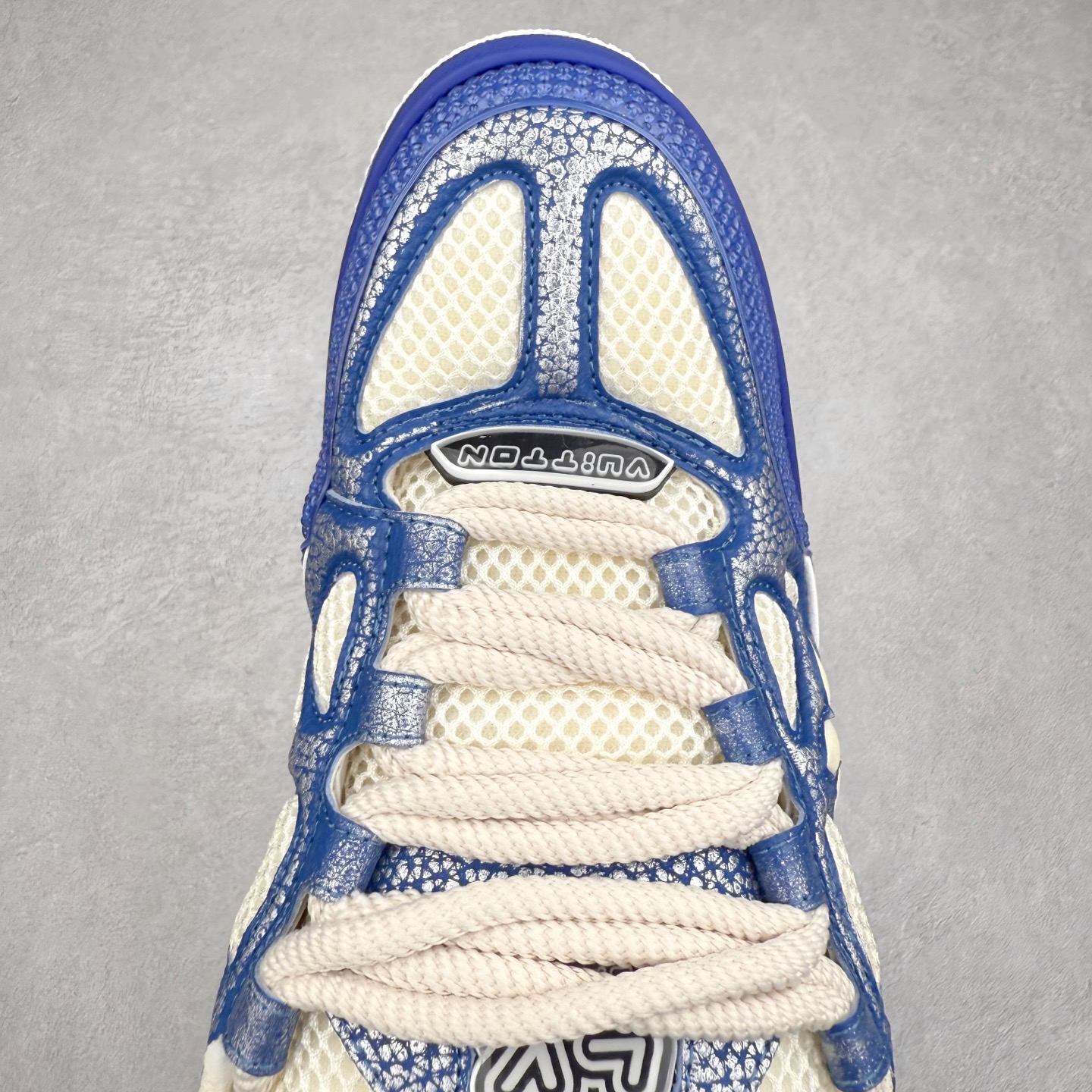 图片[4]-Louis Vuitton Trainer lv时装走秀运动鞋 完美鞋型超高的清洁度 零毛边线头瑕疵 全套原楦原纸版原鞋开模 全网最具灵魂的版型 正确原装黄色鞋盒 正确中底印花 鞋面印花3D高频深度立体 全鞋电脑针车 紧密相连 针距密度一致 环保乳胶注塑鞋垫 厚度脚感还原原版 皮面裁剪部位 统一油边封口工艺 原装橡胶大底含胶量大底组合零偏差 专柜全套包装 防尘袋 说明书 质保卡 男女鞋 尺码：35 36 37 38 39 40 41 42 43 44 45-选品中心