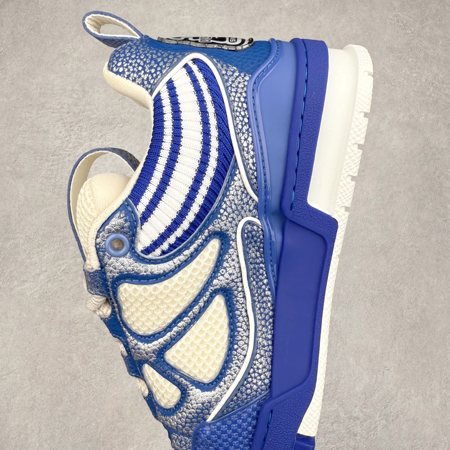 图片[7]-Louis Vuitton Trainer lv时装走秀运动鞋 完美鞋型超高的清洁度 零毛边线头瑕疵 全套原楦原纸版原鞋开模 全网最具灵魂的版型 正确原装黄色鞋盒 正确中底印花 鞋面印花3D高频深度立体 全鞋电脑针车 紧密相连 针距密度一致 环保乳胶注塑鞋垫 厚度脚感还原原版 皮面裁剪部位 统一油边封口工艺 原装橡胶大底含胶量大底组合零偏差 专柜全套包装 防尘袋 说明书 质保卡 男女鞋 尺码：35 36 37 38 39 40 41 42 43 44 45-选品中心