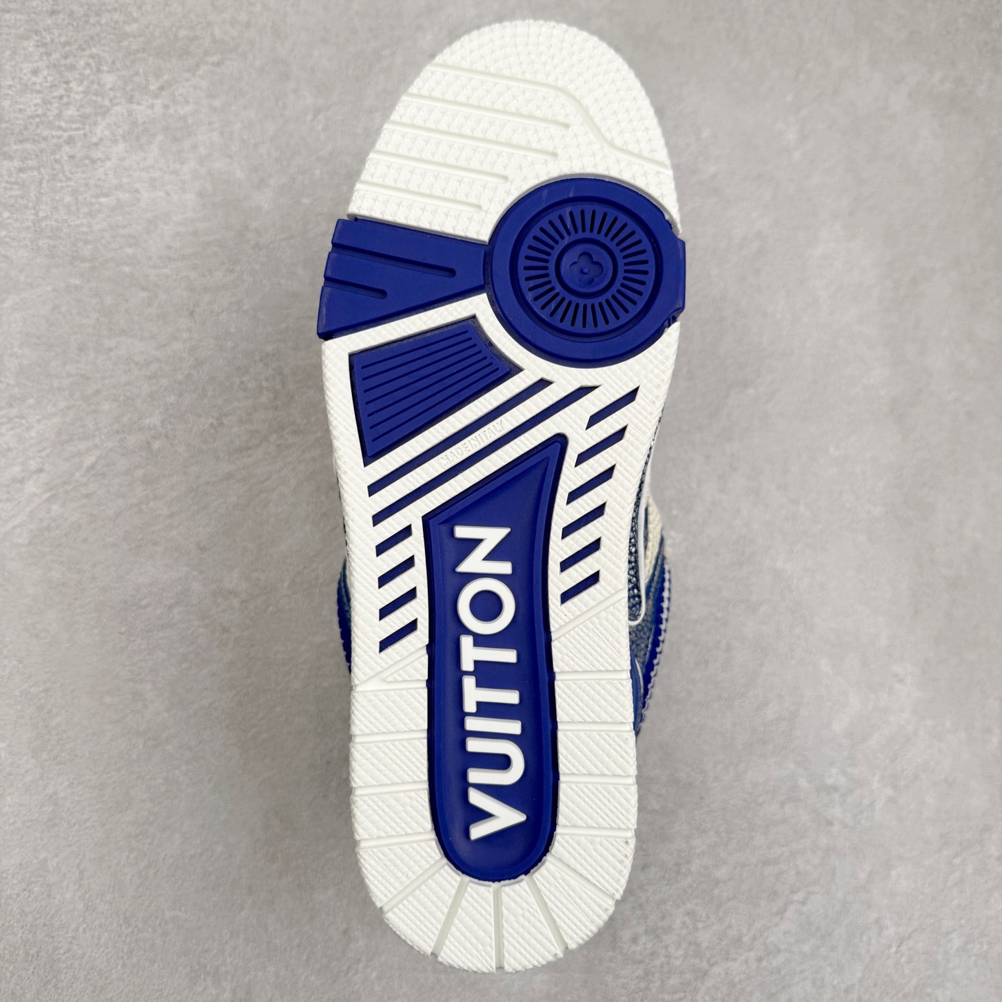 图片[9]-Louis Vuitton Trainer lv时装走秀运动鞋 完美鞋型超高的清洁度 零毛边线头瑕疵 全套原楦原纸版原鞋开模 全网最具灵魂的版型 正确原装黄色鞋盒 正确中底印花 鞋面印花3D高频深度立体 全鞋电脑针车 紧密相连 针距密度一致 环保乳胶注塑鞋垫 厚度脚感还原原版 皮面裁剪部位 统一油边封口工艺 原装橡胶大底含胶量大底组合零偏差 专柜全套包装 防尘袋 说明书 质保卡 男女鞋 尺码：35 36 37 38 39 40 41 42 43 44 45-选品中心