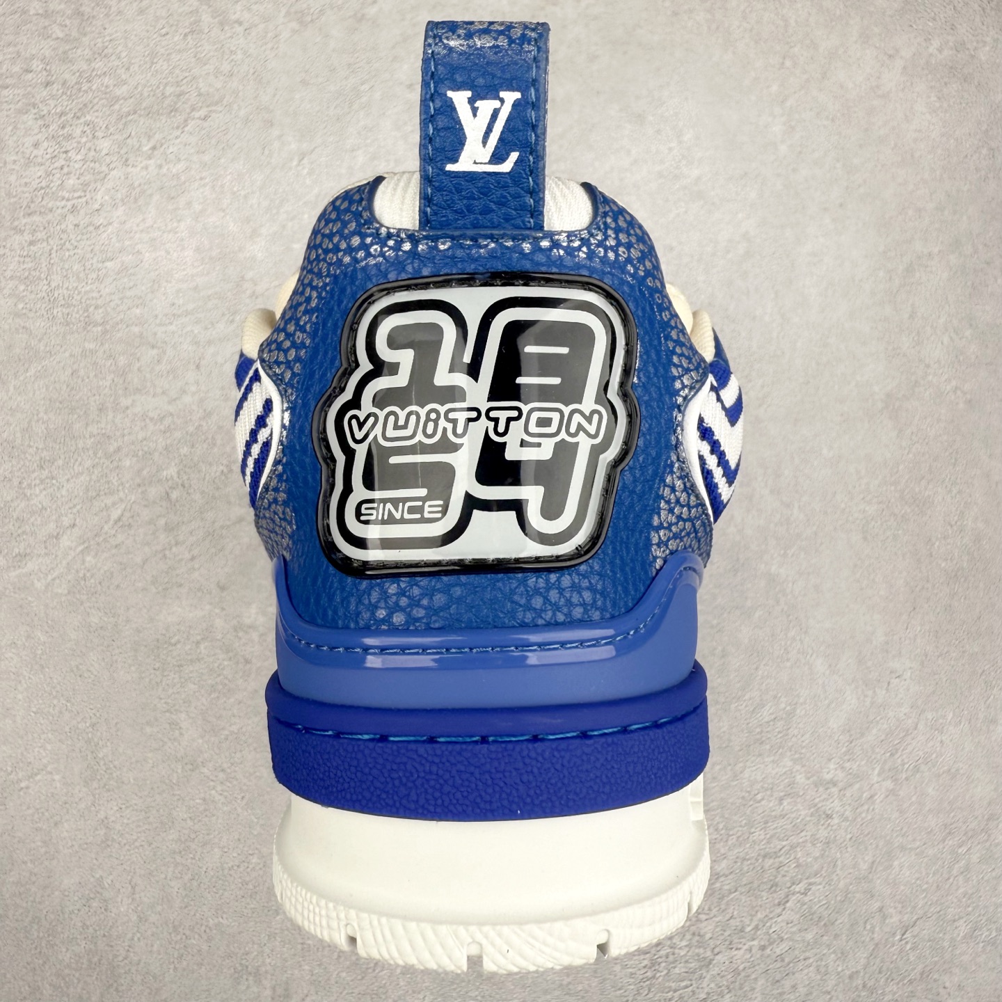 图片[8]-Louis Vuitton Trainer lv时装走秀运动鞋 完美鞋型超高的清洁度 零毛边线头瑕疵 全套原楦原纸版原鞋开模 全网最具灵魂的版型 正确原装黄色鞋盒 正确中底印花 鞋面印花3D高频深度立体 全鞋电脑针车 紧密相连 针距密度一致 环保乳胶注塑鞋垫 厚度脚感还原原版 皮面裁剪部位 统一油边封口工艺 原装橡胶大底含胶量大底组合零偏差 专柜全套包装 防尘袋 说明书 质保卡 男女鞋 尺码：35 36 37 38 39 40 41 42 43 44 45-选品中心