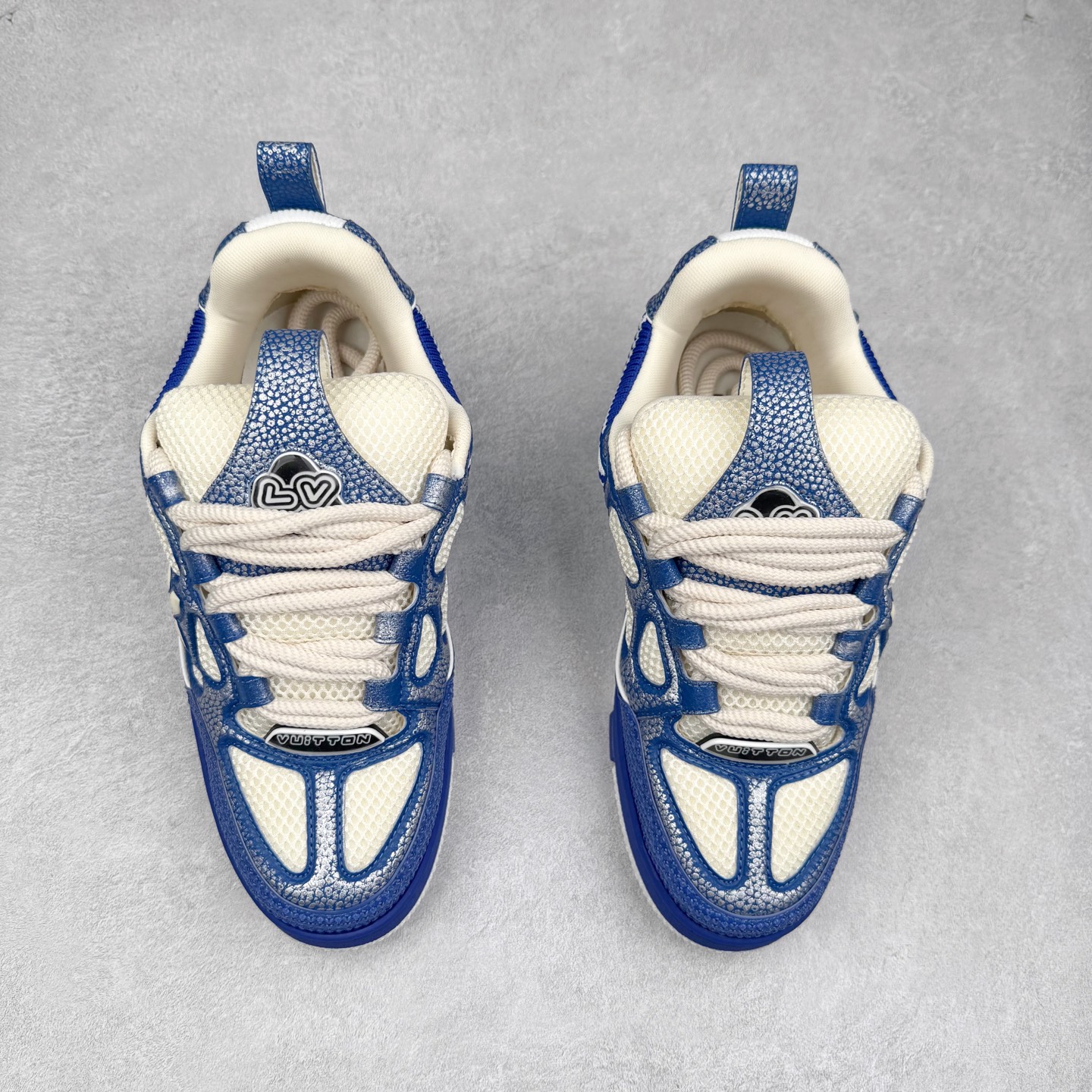 图片[2]-Louis Vuitton Trainer lv时装走秀运动鞋 完美鞋型超高的清洁度 零毛边线头瑕疵 全套原楦原纸版原鞋开模 全网最具灵魂的版型 正确原装黄色鞋盒 正确中底印花 鞋面印花3D高频深度立体 全鞋电脑针车 紧密相连 针距密度一致 环保乳胶注塑鞋垫 厚度脚感还原原版 皮面裁剪部位 统一油边封口工艺 原装橡胶大底含胶量大底组合零偏差 专柜全套包装 防尘袋 说明书 质保卡 男女鞋 尺码：35 36 37 38 39 40 41 42 43 44 45-选品中心