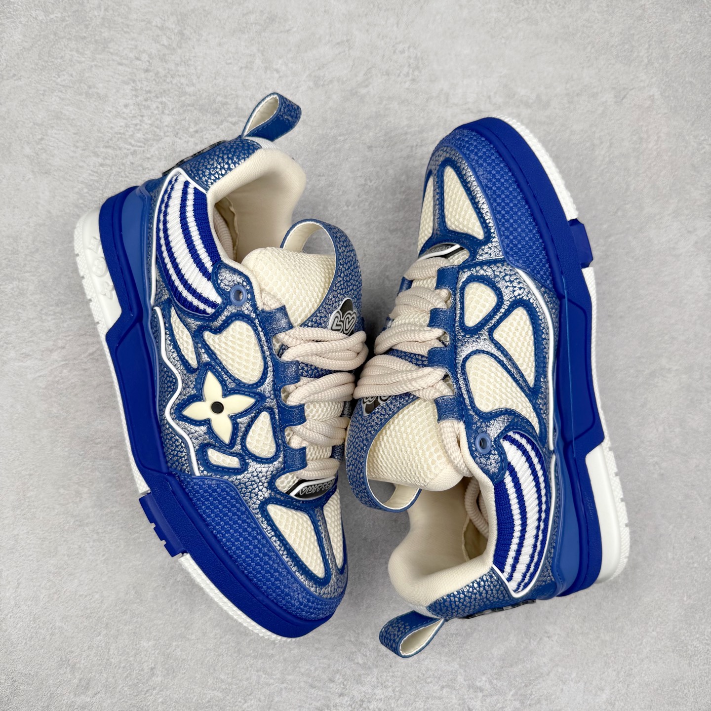 图片[3]-Louis Vuitton Trainer lv时装走秀运动鞋 完美鞋型超高的清洁度 零毛边线头瑕疵 全套原楦原纸版原鞋开模 全网最具灵魂的版型 正确原装黄色鞋盒 正确中底印花 鞋面印花3D高频深度立体 全鞋电脑针车 紧密相连 针距密度一致 环保乳胶注塑鞋垫 厚度脚感还原原版 皮面裁剪部位 统一油边封口工艺 原装橡胶大底含胶量大底组合零偏差 专柜全套包装 防尘袋 说明书 质保卡 男女鞋 尺码：35 36 37 38 39 40 41 42 43 44 45-选品中心