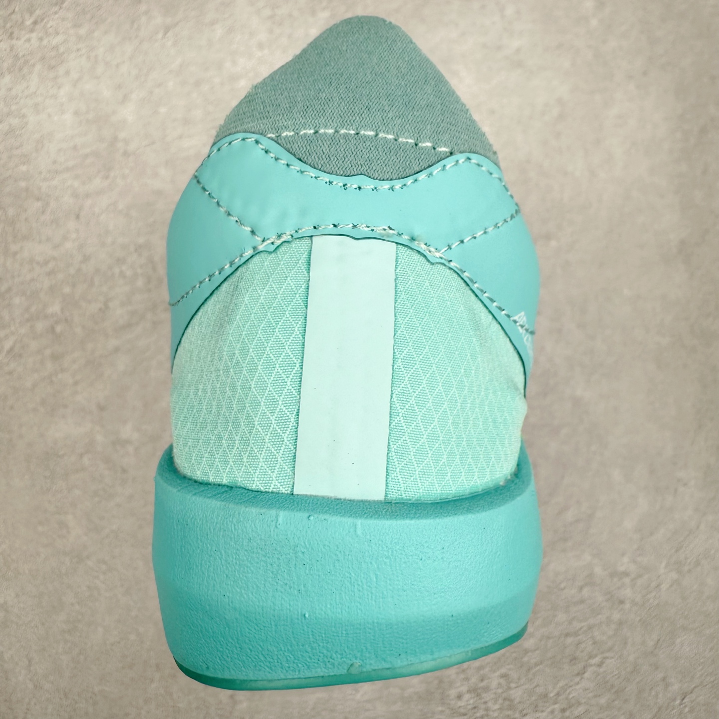 图片[8]-Y-3 Adizero Adios 9 时尚简约舒适潮流 织物耐磨低帮跑步鞋 Y-3，这个由世界顶级设计师山本耀司（YohjiYamamoto）担任创意总监与adidas合作的全新品牌正式于2006春夏进入中国。品牌的Y代表YohjiYamamoto，而3则代表adidas三条线的logo。创意总监山本耀司将其个人品牌的简洁、极具设计感的风格融入Y-3，完美地给我们展现一个高档时尚的运动品牌形象。朴实与冷静是Y-3的基本形象概念。Y-3的时尚本质是运动的，被誉为“黑色魔法师\\\”的山本耀司使传统运动品牌adidas赫然跃上了Fashion的版面，运动装从此也登上大雅之堂。尺码：35.5 36 36.5 37 38 38.5 39 40 40.5 41 42 42.5 43 44 44.5 45-选品中心