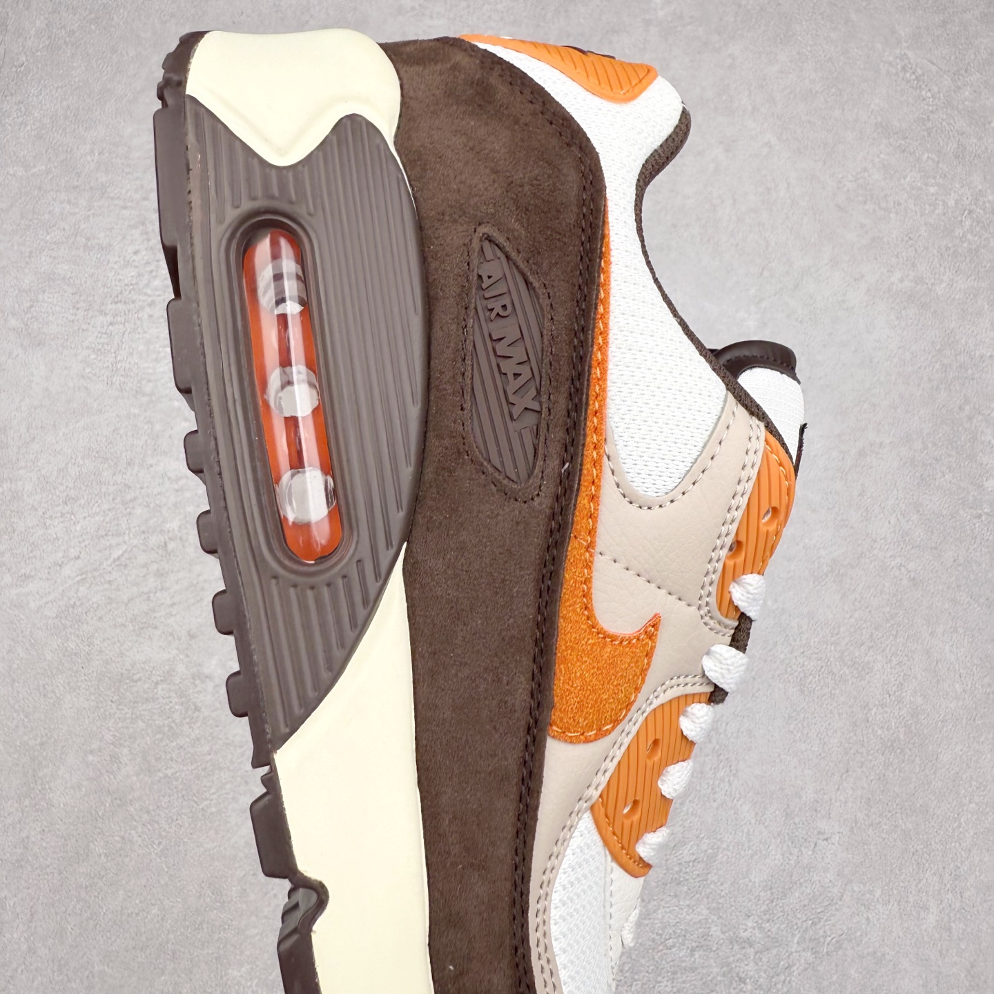 图片[6]-＃MX版 NK Air MAX 90 气垫复古减震跑步鞋 IB7680-100 经典重温 独家陆续补货 外单专供大厂出品 品质稳定 一百余色 终端操作 Air Max 90于1990年推出 来自Air Max系列 在Air Max 1的基础上改进而得 增加了气垫面积 外型上也更为流线 最特別的就是加入了菱纹塑胶嵌板 为Air Max 90增添了许多潮流气息 皮革鞋面 造就出色耐穿性和支撑力 Max Air缓震配置搭配泡棉中底 令Air Max 90轻盈而舒适 华夫格橡胶外底 铸就Air Max 90非凡的抓地力 而Air Max 90不仅是一双跑鞋 它成功跨越了时间的演进 成为了球鞋文化与潮流圈中最熟为人知的鞋款之一 尺码：36 36.5 37.5 38 38.5 39 40 40.5 41 42 42.5 43 44 44.5 45-选品中心