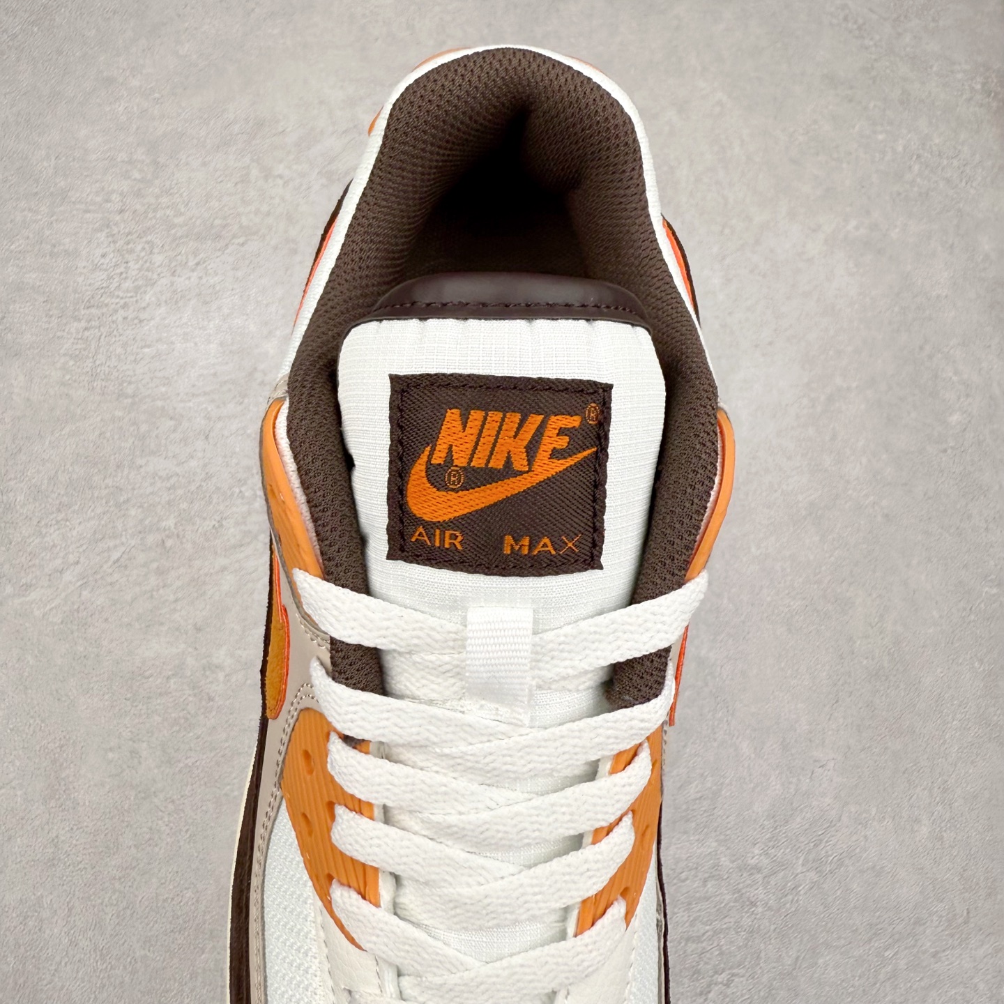 图片[5]-＃MX版 NK Air MAX 90 气垫复古减震跑步鞋 IB7680-100 经典重温 独家陆续补货 外单专供大厂出品 品质稳定 一百余色 终端操作 Air Max 90于1990年推出 来自Air Max系列 在Air Max 1的基础上改进而得 增加了气垫面积 外型上也更为流线 最特別的就是加入了菱纹塑胶嵌板 为Air Max 90增添了许多潮流气息 皮革鞋面 造就出色耐穿性和支撑力 Max Air缓震配置搭配泡棉中底 令Air Max 90轻盈而舒适 华夫格橡胶外底 铸就Air Max 90非凡的抓地力 而Air Max 90不仅是一双跑鞋 它成功跨越了时间的演进 成为了球鞋文化与潮流圈中最熟为人知的鞋款之一 尺码：36 36.5 37.5 38 38.5 39 40 40.5 41 42 42.5 43 44 44.5 45-选品中心