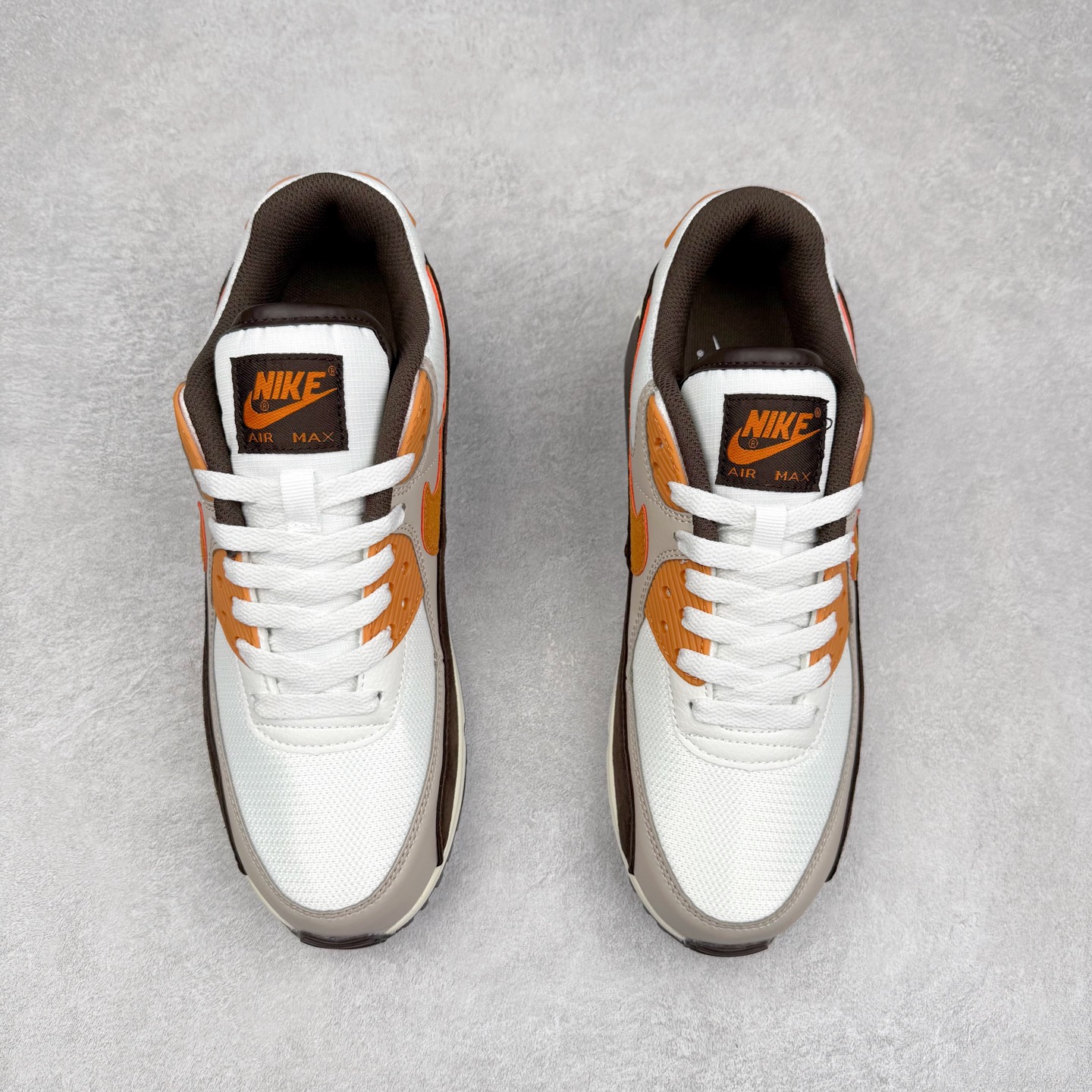 图片[2]-＃MX版 NK Air MAX 90 气垫复古减震跑步鞋 IB7680-100 经典重温 独家陆续补货 外单专供大厂出品 品质稳定 一百余色 终端操作 Air Max 90于1990年推出 来自Air Max系列 在Air Max 1的基础上改进而得 增加了气垫面积 外型上也更为流线 最特別的就是加入了菱纹塑胶嵌板 为Air Max 90增添了许多潮流气息 皮革鞋面 造就出色耐穿性和支撑力 Max Air缓震配置搭配泡棉中底 令Air Max 90轻盈而舒适 华夫格橡胶外底 铸就Air Max 90非凡的抓地力 而Air Max 90不仅是一双跑鞋 它成功跨越了时间的演进 成为了球鞋文化与潮流圈中最熟为人知的鞋款之一 尺码：36 36.5 37.5 38 38.5 39 40 40.5 41 42 42.5 43 44 44.5 45-选品中心