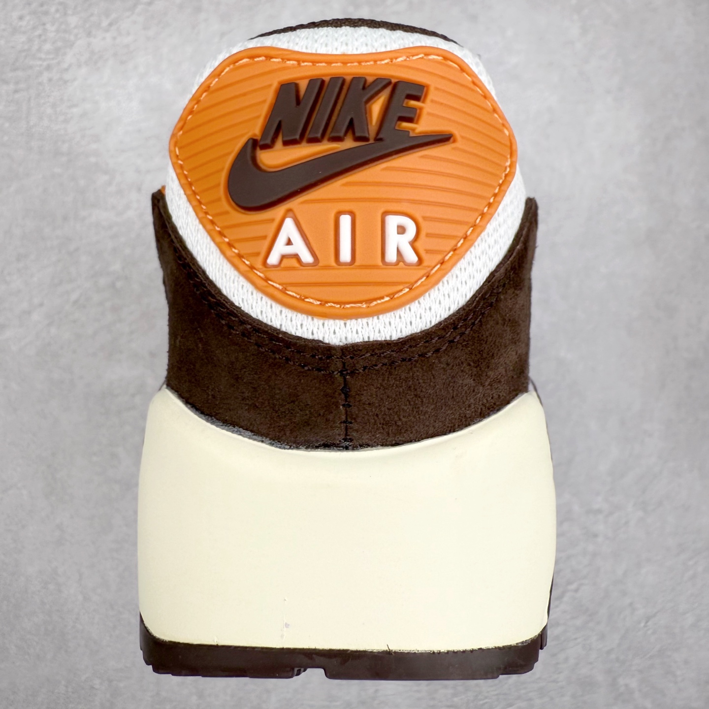 图片[8]-＃MX版 NK Air MAX 90 气垫复古减震跑步鞋 IB7680-100 经典重温 独家陆续补货 外单专供大厂出品 品质稳定 一百余色 终端操作 Air Max 90于1990年推出 来自Air Max系列 在Air Max 1的基础上改进而得 增加了气垫面积 外型上也更为流线 最特別的就是加入了菱纹塑胶嵌板 为Air Max 90增添了许多潮流气息 皮革鞋面 造就出色耐穿性和支撑力 Max Air缓震配置搭配泡棉中底 令Air Max 90轻盈而舒适 华夫格橡胶外底 铸就Air Max 90非凡的抓地力 而Air Max 90不仅是一双跑鞋 它成功跨越了时间的演进 成为了球鞋文化与潮流圈中最熟为人知的鞋款之一 尺码：36 36.5 37.5 38 38.5 39 40 40.5 41 42 42.5 43 44 44.5 45-选品中心