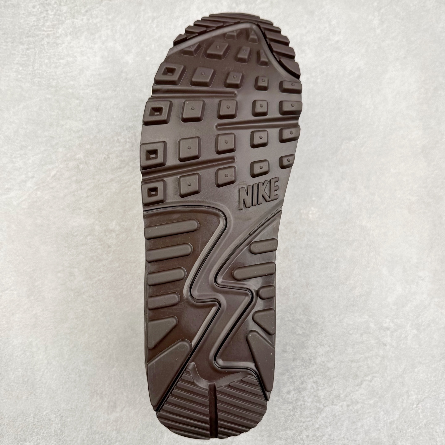 图片[9]-＃MX版 NK Air MAX 90 气垫复古减震跑步鞋 IB7680-100 经典重温 独家陆续补货 外单专供大厂出品 品质稳定 一百余色 终端操作 Air Max 90于1990年推出 来自Air Max系列 在Air Max 1的基础上改进而得 增加了气垫面积 外型上也更为流线 最特別的就是加入了菱纹塑胶嵌板 为Air Max 90增添了许多潮流气息 皮革鞋面 造就出色耐穿性和支撑力 Max Air缓震配置搭配泡棉中底 令Air Max 90轻盈而舒适 华夫格橡胶外底 铸就Air Max 90非凡的抓地力 而Air Max 90不仅是一双跑鞋 它成功跨越了时间的演进 成为了球鞋文化与潮流圈中最熟为人知的鞋款之一 尺码：36 36.5 37.5 38 38.5 39 40 40.5 41 42 42.5 43 44 44.5 45-选品中心