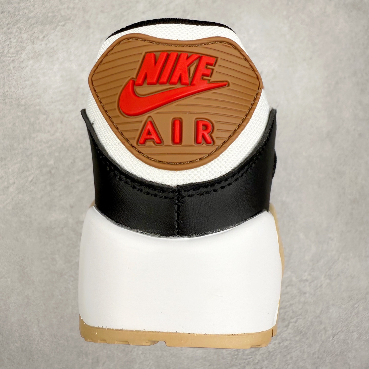 图片[8]-＃MX版 NK Air MAX 90 气垫复古减震跑步鞋 IB7680-100 经典重温 独家陆续补货 外单专供大厂出品 品质稳定 一百余色 终端操作 Air Max 90于1990年推出 来自Air Max系列 在Air Max 1的基础上改进而得 增加了气垫面积 外型上也更为流线 最特別的就是加入了菱纹塑胶嵌板 为Air Max 90增添了许多潮流气息 皮革鞋面 造就出色耐穿性和支撑力 Max Air缓震配置搭配泡棉中底 令Air Max 90轻盈而舒适 华夫格橡胶外底 铸就Air Max 90非凡的抓地力 而Air Max 90不仅是一双跑鞋 它成功跨越了时间的演进 成为了球鞋文化与潮流圈中最熟为人知的鞋款之一 尺码：36 36.5 37.5 38 38.5 39 40 40.5 41 42 42.5 43 44 44.5 45-选品中心