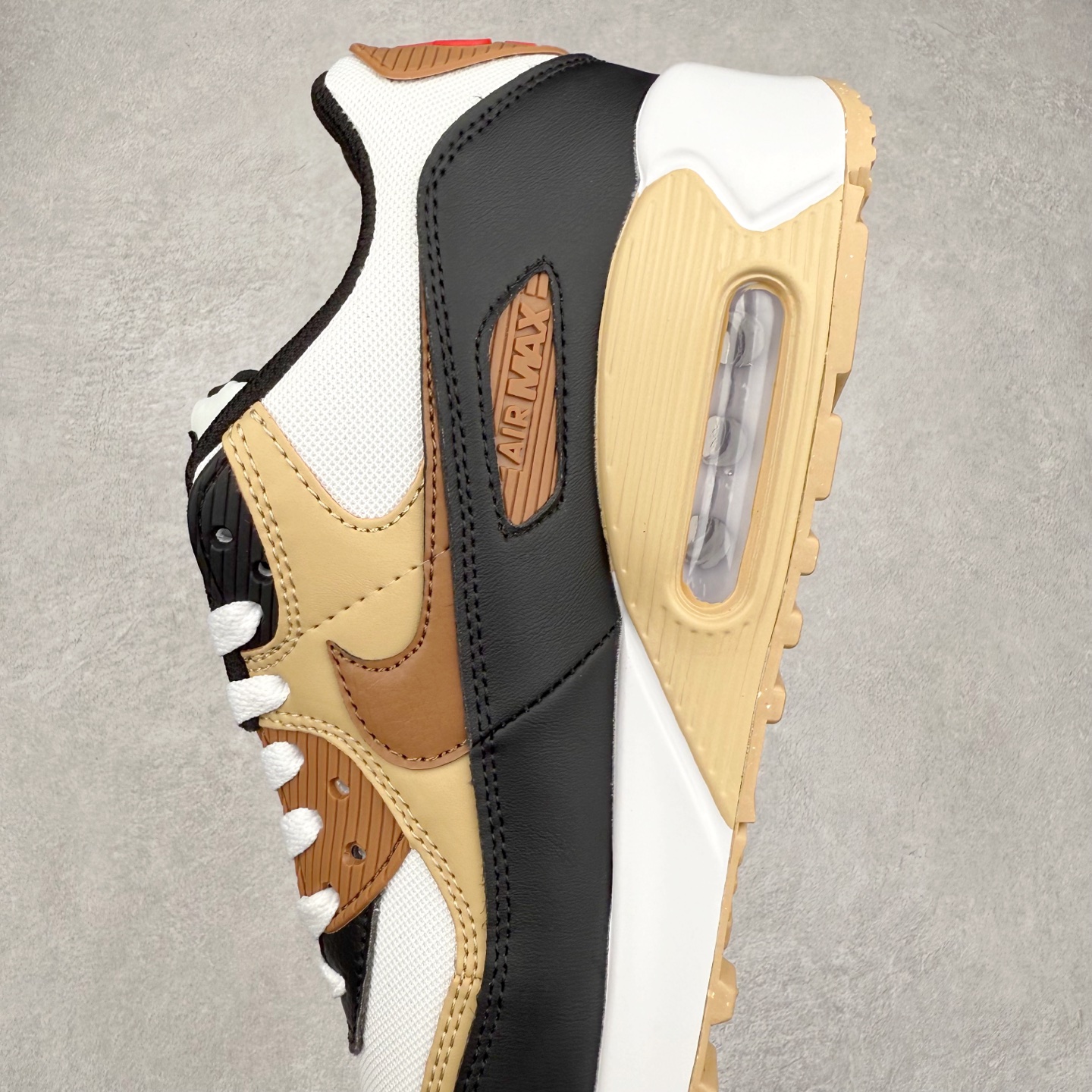 图片[7]-＃MX版 NK Air MAX 90 气垫复古减震跑步鞋 IB7680-100 经典重温 独家陆续补货 外单专供大厂出品 品质稳定 一百余色 终端操作 Air Max 90于1990年推出 来自Air Max系列 在Air Max 1的基础上改进而得 增加了气垫面积 外型上也更为流线 最特別的就是加入了菱纹塑胶嵌板 为Air Max 90增添了许多潮流气息 皮革鞋面 造就出色耐穿性和支撑力 Max Air缓震配置搭配泡棉中底 令Air Max 90轻盈而舒适 华夫格橡胶外底 铸就Air Max 90非凡的抓地力 而Air Max 90不仅是一双跑鞋 它成功跨越了时间的演进 成为了球鞋文化与潮流圈中最熟为人知的鞋款之一 尺码：36 36.5 37.5 38 38.5 39 40 40.5 41 42 42.5 43 44 44.5 45-选品中心