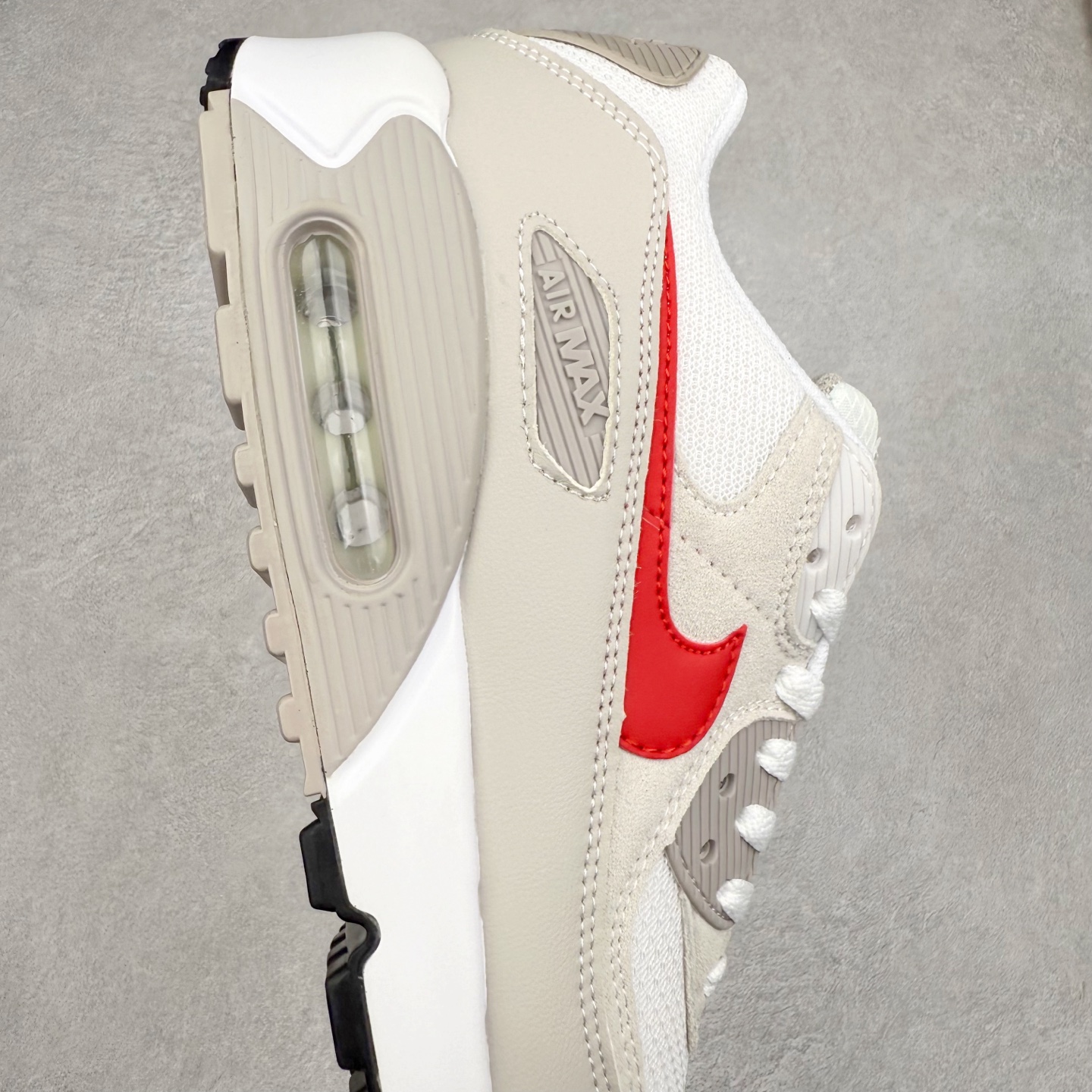 图片[6]-＃MX版 NK Air MAX 90 气垫复古减震跑步鞋 IB7680-100 经典重温 独家陆续补货 外单专供大厂出品 品质稳定 一百余色 终端操作 Air Max 90于1990年推出 来自Air Max系列 在Air Max 1的基础上改进而得 增加了气垫面积 外型上也更为流线 最特別的就是加入了菱纹塑胶嵌板 为Air Max 90增添了许多潮流气息 皮革鞋面 造就出色耐穿性和支撑力 Max Air缓震配置搭配泡棉中底 令Air Max 90轻盈而舒适 华夫格橡胶外底 铸就Air Max 90非凡的抓地力 而Air Max 90不仅是一双跑鞋 它成功跨越了时间的演进 成为了球鞋文化与潮流圈中最熟为人知的鞋款之一 尺码：36 36.5 37.5 38 38.5 39 40 40.5 41 42 42.5 43 44 44.5 45-选品中心