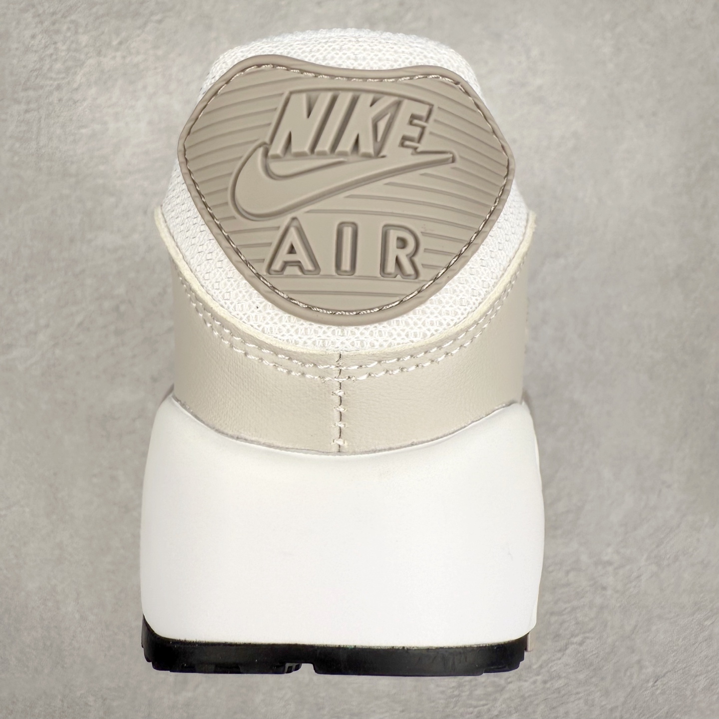 图片[8]-＃MX版 NK Air MAX 90 气垫复古减震跑步鞋 IB7680-100 经典重温 独家陆续补货 外单专供大厂出品 品质稳定 一百余色 终端操作 Air Max 90于1990年推出 来自Air Max系列 在Air Max 1的基础上改进而得 增加了气垫面积 外型上也更为流线 最特別的就是加入了菱纹塑胶嵌板 为Air Max 90增添了许多潮流气息 皮革鞋面 造就出色耐穿性和支撑力 Max Air缓震配置搭配泡棉中底 令Air Max 90轻盈而舒适 华夫格橡胶外底 铸就Air Max 90非凡的抓地力 而Air Max 90不仅是一双跑鞋 它成功跨越了时间的演进 成为了球鞋文化与潮流圈中最熟为人知的鞋款之一 尺码：36 36.5 37.5 38 38.5 39 40 40.5 41 42 42.5 43 44 44.5 45-选品中心