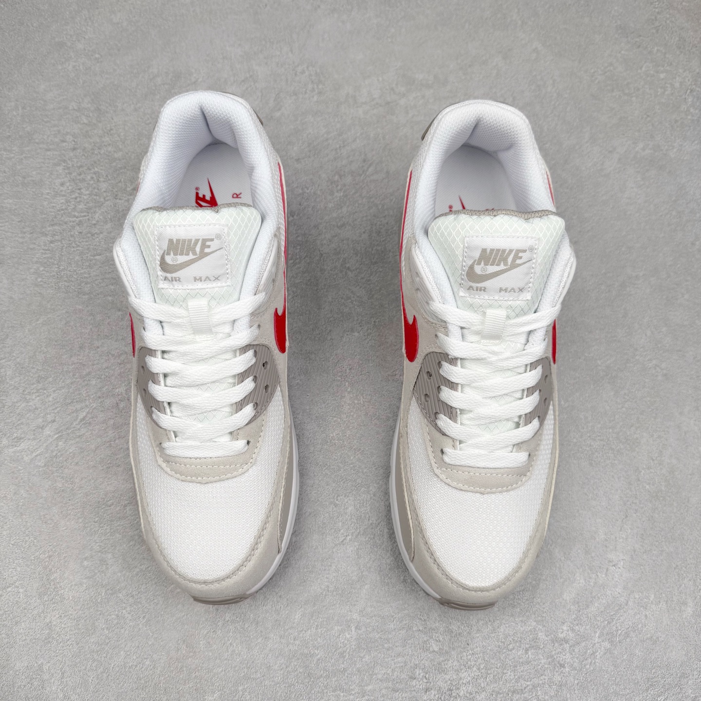 图片[2]-＃MX版 NK Air MAX 90 气垫复古减震跑步鞋 IB7680-100 经典重温 独家陆续补货 外单专供大厂出品 品质稳定 一百余色 终端操作 Air Max 90于1990年推出 来自Air Max系列 在Air Max 1的基础上改进而得 增加了气垫面积 外型上也更为流线 最特別的就是加入了菱纹塑胶嵌板 为Air Max 90增添了许多潮流气息 皮革鞋面 造就出色耐穿性和支撑力 Max Air缓震配置搭配泡棉中底 令Air Max 90轻盈而舒适 华夫格橡胶外底 铸就Air Max 90非凡的抓地力 而Air Max 90不仅是一双跑鞋 它成功跨越了时间的演进 成为了球鞋文化与潮流圈中最熟为人知的鞋款之一 尺码：36 36.5 37.5 38 38.5 39 40 40.5 41 42 42.5 43 44 44.5 45-选品中心