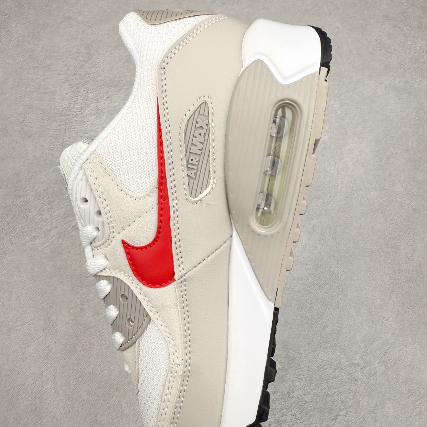 图片[7]-＃MX版 NK Air MAX 90 气垫复古减震跑步鞋 IB7680-100 经典重温 独家陆续补货 外单专供大厂出品 品质稳定 一百余色 终端操作 Air Max 90于1990年推出 来自Air Max系列 在Air Max 1的基础上改进而得 增加了气垫面积 外型上也更为流线 最特別的就是加入了菱纹塑胶嵌板 为Air Max 90增添了许多潮流气息 皮革鞋面 造就出色耐穿性和支撑力 Max Air缓震配置搭配泡棉中底 令Air Max 90轻盈而舒适 华夫格橡胶外底 铸就Air Max 90非凡的抓地力 而Air Max 90不仅是一双跑鞋 它成功跨越了时间的演进 成为了球鞋文化与潮流圈中最熟为人知的鞋款之一 尺码：36 36.5 37.5 38 38.5 39 40 40.5 41 42 42.5 43 44 44.5 45-选品中心