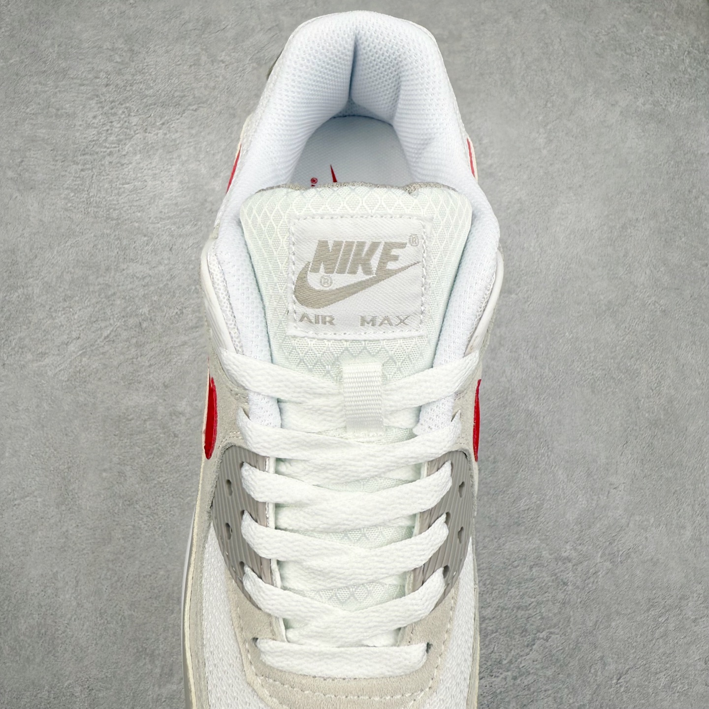 图片[5]-＃MX版 NK Air MAX 90 气垫复古减震跑步鞋 IB7680-100 经典重温 独家陆续补货 外单专供大厂出品 品质稳定 一百余色 终端操作 Air Max 90于1990年推出 来自Air Max系列 在Air Max 1的基础上改进而得 增加了气垫面积 外型上也更为流线 最特別的就是加入了菱纹塑胶嵌板 为Air Max 90增添了许多潮流气息 皮革鞋面 造就出色耐穿性和支撑力 Max Air缓震配置搭配泡棉中底 令Air Max 90轻盈而舒适 华夫格橡胶外底 铸就Air Max 90非凡的抓地力 而Air Max 90不仅是一双跑鞋 它成功跨越了时间的演进 成为了球鞋文化与潮流圈中最熟为人知的鞋款之一 尺码：36 36.5 37.5 38 38.5 39 40 40.5 41 42 42.5 43 44 44.5 45-选品中心