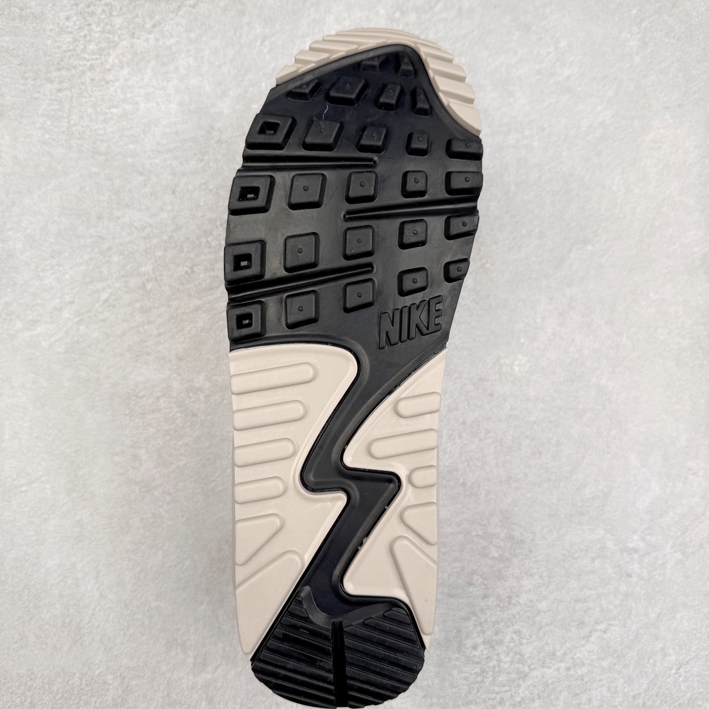 图片[9]-＃MX版 NK Air MAX 90 气垫复古减震跑步鞋 IB7680-100 经典重温 独家陆续补货 外单专供大厂出品 品质稳定 一百余色 终端操作 Air Max 90于1990年推出 来自Air Max系列 在Air Max 1的基础上改进而得 增加了气垫面积 外型上也更为流线 最特別的就是加入了菱纹塑胶嵌板 为Air Max 90增添了许多潮流气息 皮革鞋面 造就出色耐穿性和支撑力 Max Air缓震配置搭配泡棉中底 令Air Max 90轻盈而舒适 华夫格橡胶外底 铸就Air Max 90非凡的抓地力 而Air Max 90不仅是一双跑鞋 它成功跨越了时间的演进 成为了球鞋文化与潮流圈中最熟为人知的鞋款之一 尺码：36 36.5 37.5 38 38.5 39 40 40.5 41 42 42.5 43 44 44.5 45-选品中心