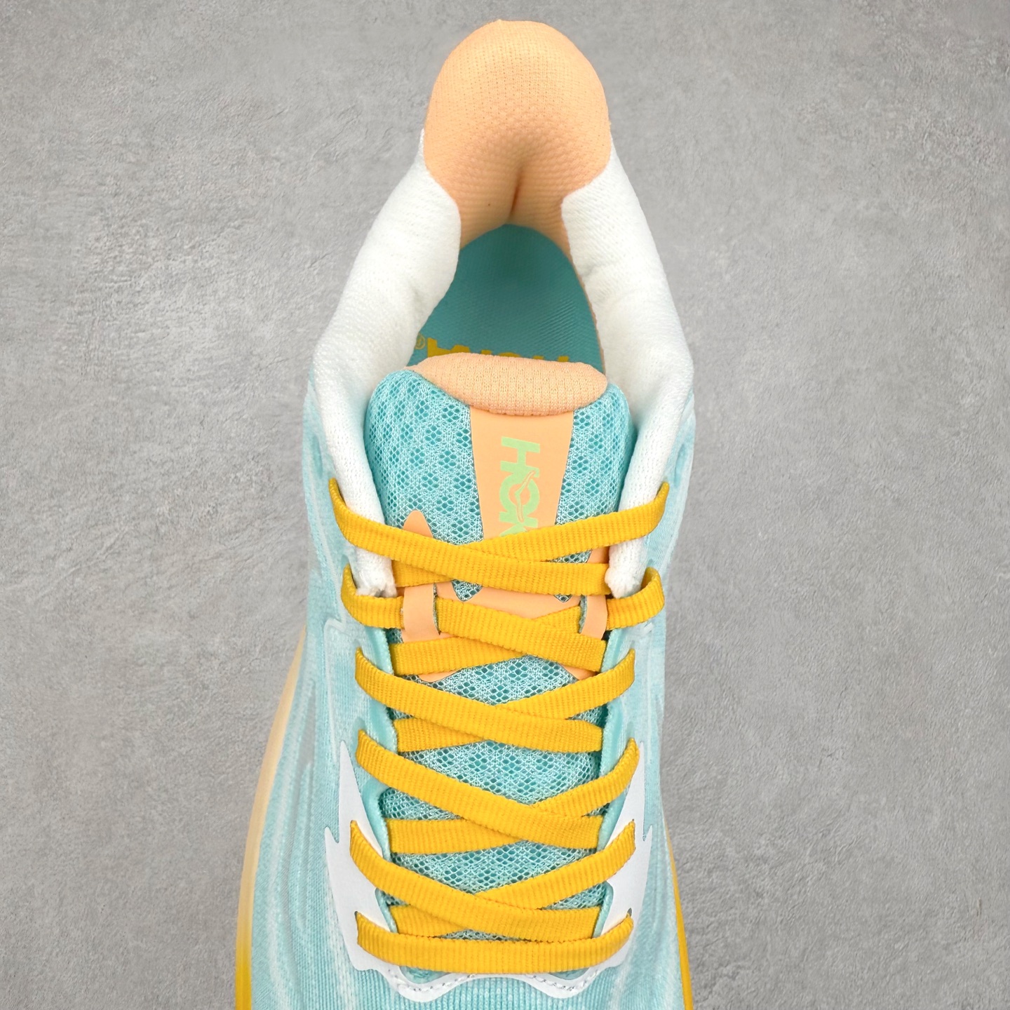 图片[5]-HOKA ONE ONE Clifton 克里夫顿10代专业性能减震公路跑步鞋 轻盈透气的针织网面和纱线的使用让鞋面更挺拔 增强鞋面的强度和支撑性能 搭配柔软的鞋舌 让双脚在舒适包裹中跑的更加畅快 全新泡棉中底 柔软的同时增强回弹性能 为不同跑者提供更平稳流畅的脚感 带来全面的缓冲保护 根据人体工程学设计的延长拉襟 后跟处弹软的海绵填充舒适固定 避免掉跟和摩擦 相比上一代光滑的内衬 Clifton 的内衬增强了摩擦力 避免双脚在鞋内滑动 尺码：36 36.5 37.5 38 38.5 39 40 40.5 41 42 42.5 43 44 44.5 45-选品中心