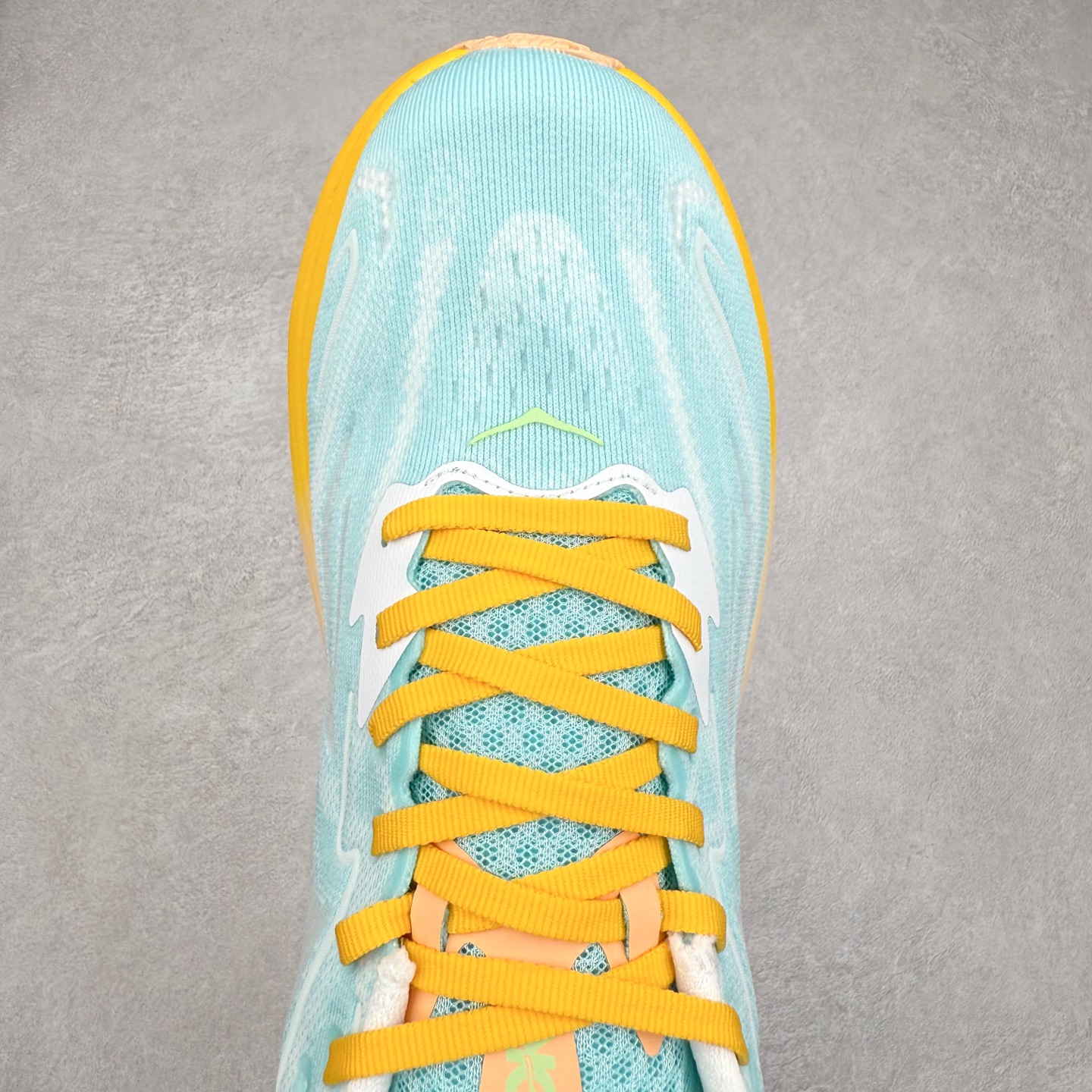 图片[4]-HOKA ONE ONE Clifton 克里夫顿10代专业性能减震公路跑步鞋 轻盈透气的针织网面和纱线的使用让鞋面更挺拔 增强鞋面的强度和支撑性能 搭配柔软的鞋舌 让双脚在舒适包裹中跑的更加畅快 全新泡棉中底 柔软的同时增强回弹性能 为不同跑者提供更平稳流畅的脚感 带来全面的缓冲保护 根据人体工程学设计的延长拉襟 后跟处弹软的海绵填充舒适固定 避免掉跟和摩擦 相比上一代光滑的内衬 Clifton 的内衬增强了摩擦力 避免双脚在鞋内滑动 尺码：36 36.5 37.5 38 38.5 39 40 40.5 41 42 42.5 43 44 44.5 45-选品中心