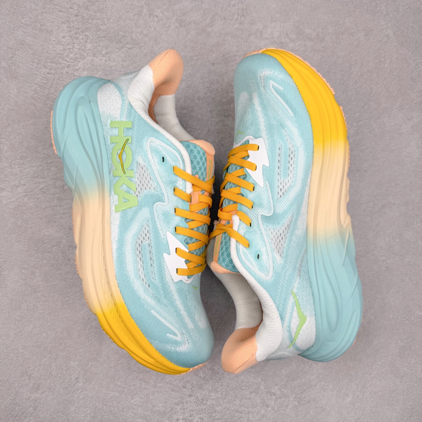 图片[3]-HOKA ONE ONE Clifton 克里夫顿10代专业性能减震公路跑步鞋 轻盈透气的针织网面和纱线的使用让鞋面更挺拔 增强鞋面的强度和支撑性能 搭配柔软的鞋舌 让双脚在舒适包裹中跑的更加畅快 全新泡棉中底 柔软的同时增强回弹性能 为不同跑者提供更平稳流畅的脚感 带来全面的缓冲保护 根据人体工程学设计的延长拉襟 后跟处弹软的海绵填充舒适固定 避免掉跟和摩擦 相比上一代光滑的内衬 Clifton 的内衬增强了摩擦力 避免双脚在鞋内滑动 尺码：36 36.5 37.5 38 38.5 39 40 40.5 41 42 42.5 43 44 44.5 45-选品中心